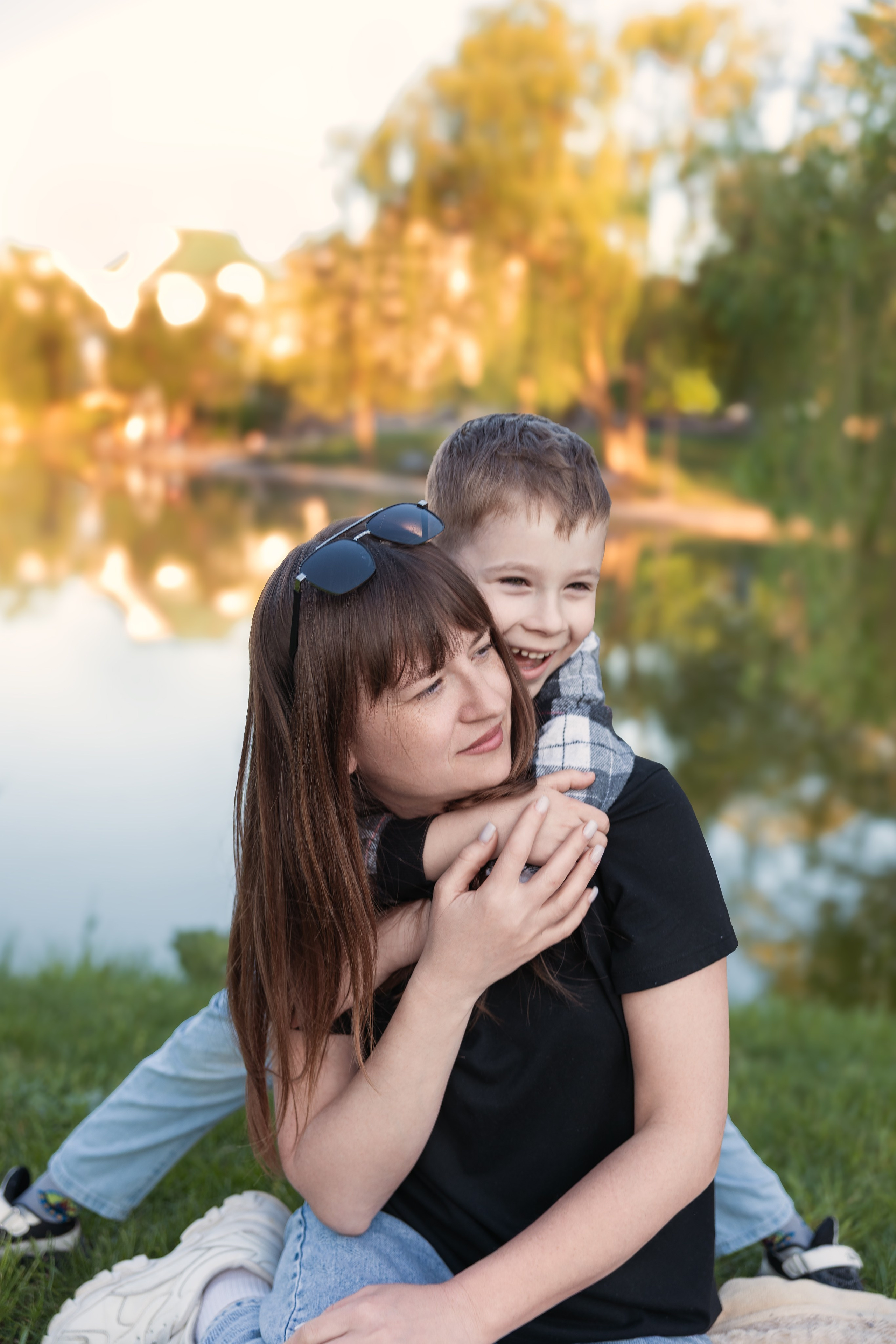 Mestni potep: Mama in sin /Городская прогулка: Мама и сын. Fotograf Zoja | Fotografiranje krsta, poroke in družine v Sloveniji