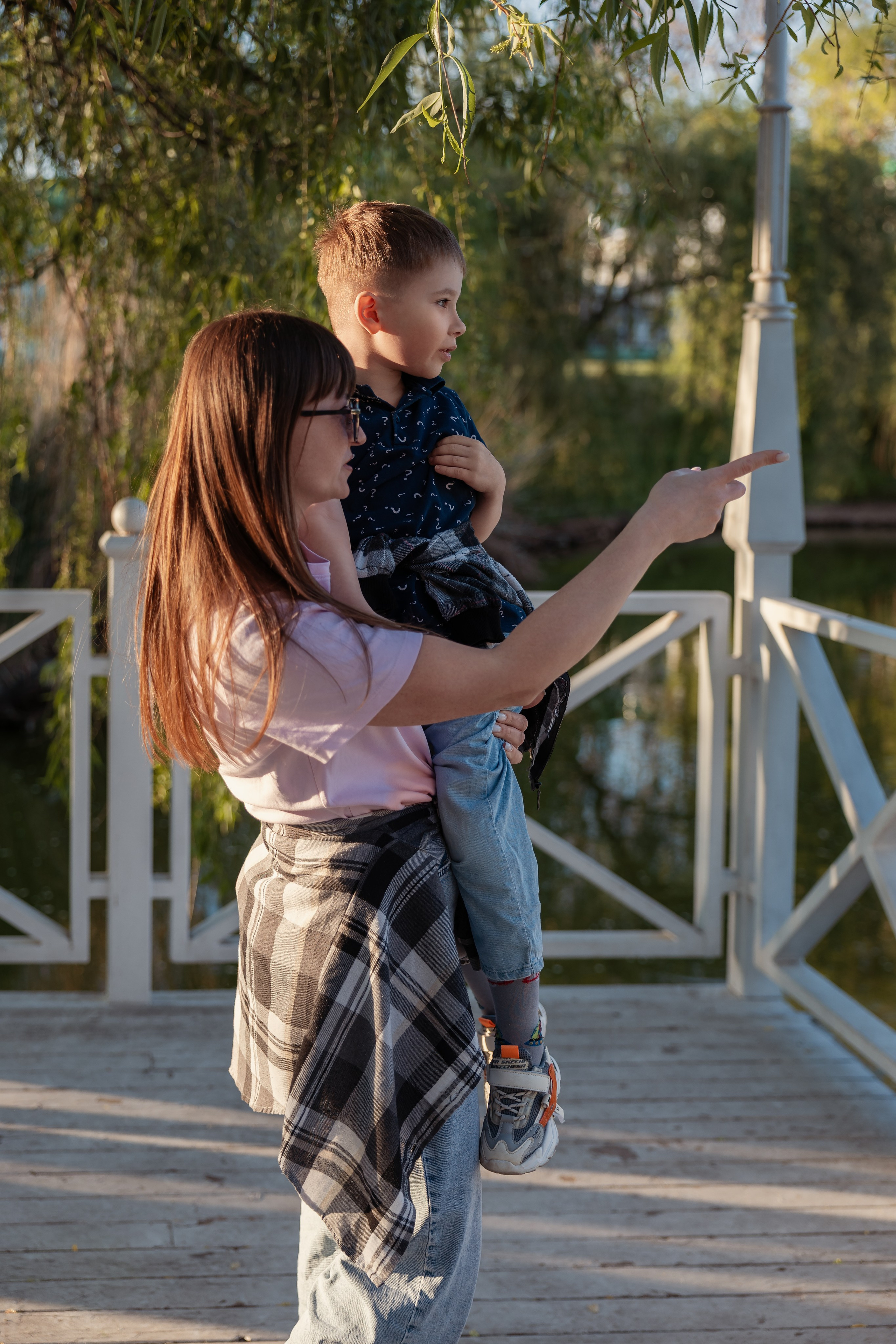 Mestni potep: Mama in sin /Городская прогулка: Мама и сын. Fotograf Zoja | Fotografiranje krsta, poroke in družine v Sloveniji