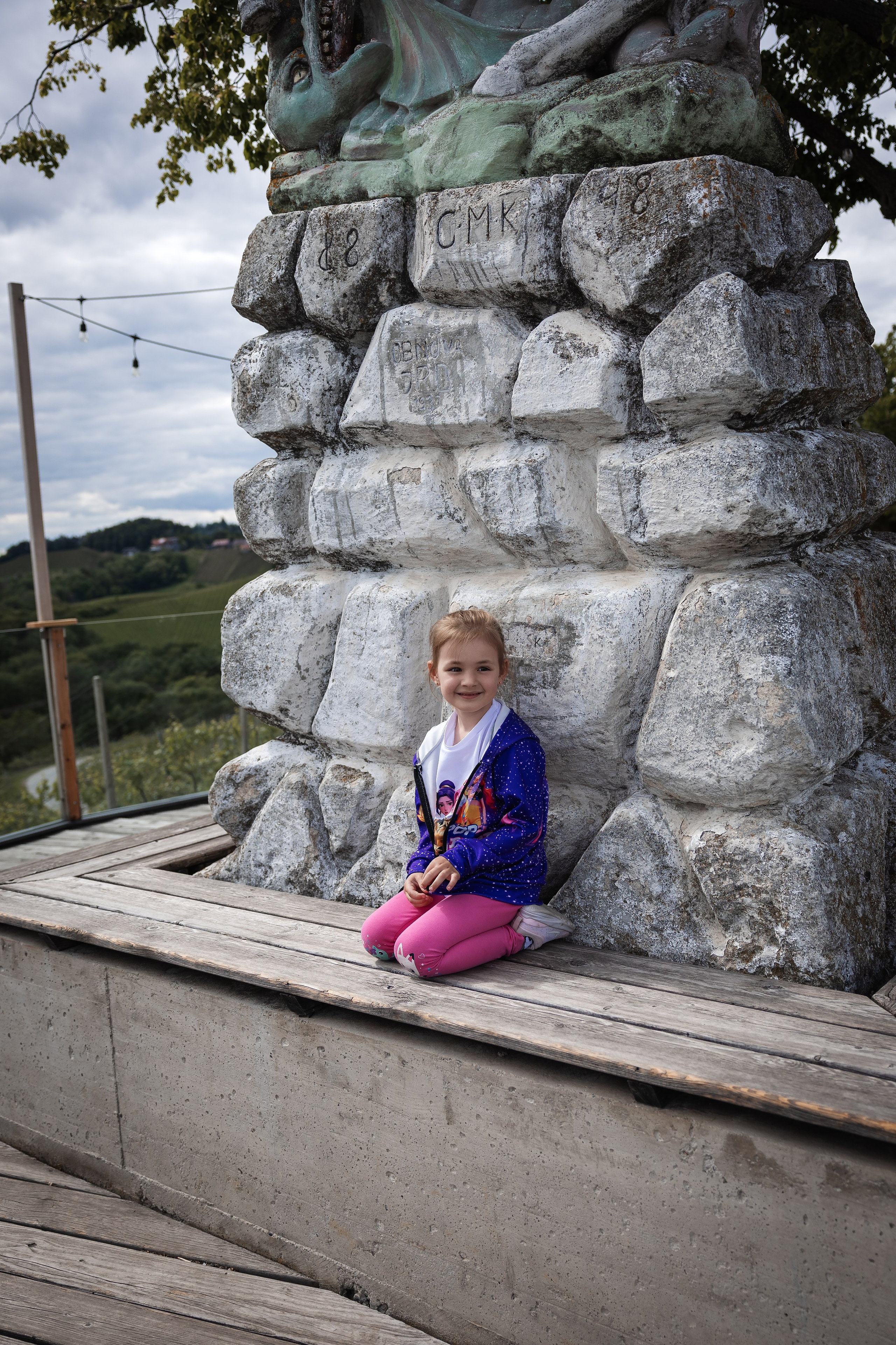 Mala raziskovalka med vinogradi. Fotograf Zoja | Fotografiranje krsta, poroke in družine v Sloveniji