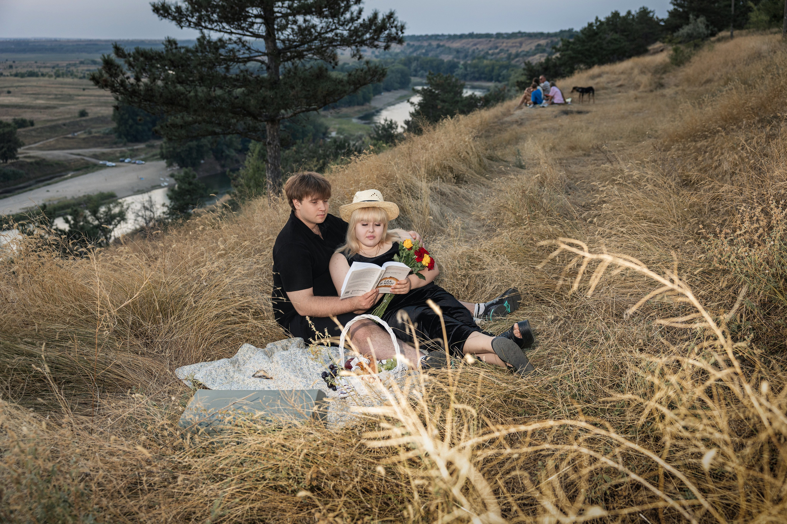 Piknik z harmoniko / Пикник с аккордеоном. Fotograf Zoja | Fotografiranje krsta, poroke in družine v Sloveniji