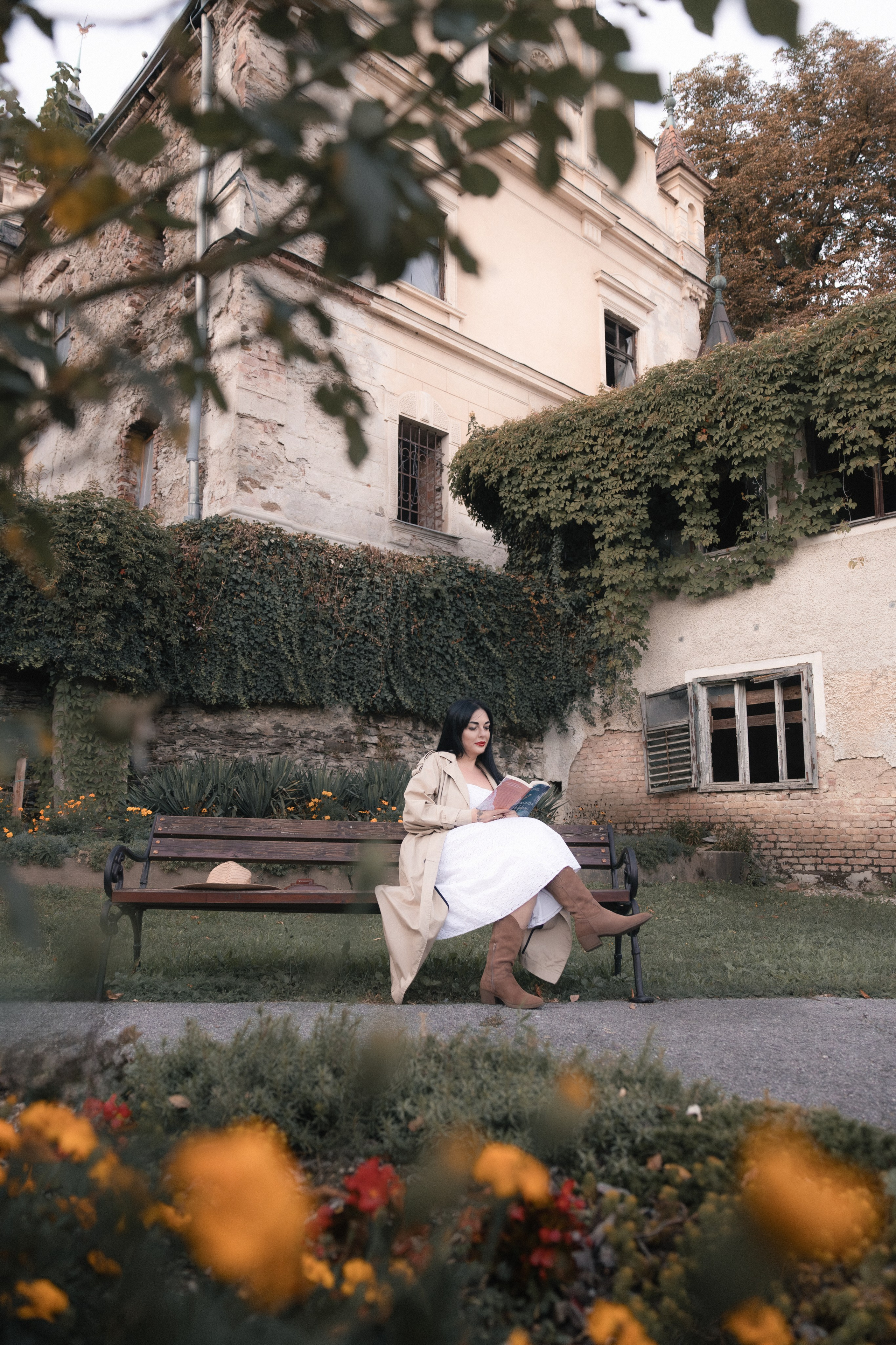 Ujeta sličica iz filma. Jesenska nostalgija na dvorcu Viltuš. Fotograf Zoja | Fotografiranje krsta, poroke in družine v Sloveniji