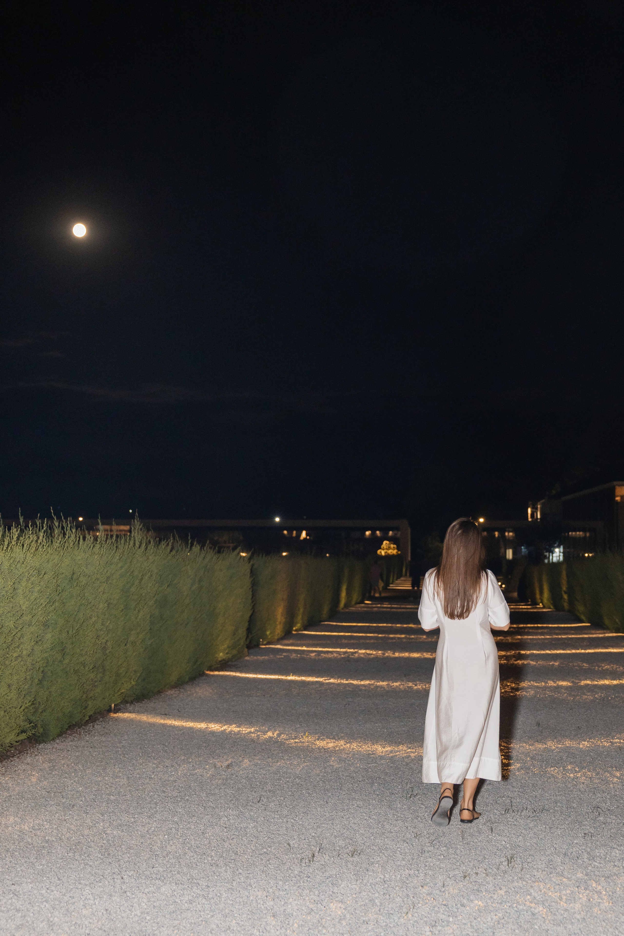 Nočna simfonija! Portretna in družinska fotografija pod okriljem nočne svetlobe. Fotograf Zoja | Fotografiranje krsta, poroke in družine v Sloveniji