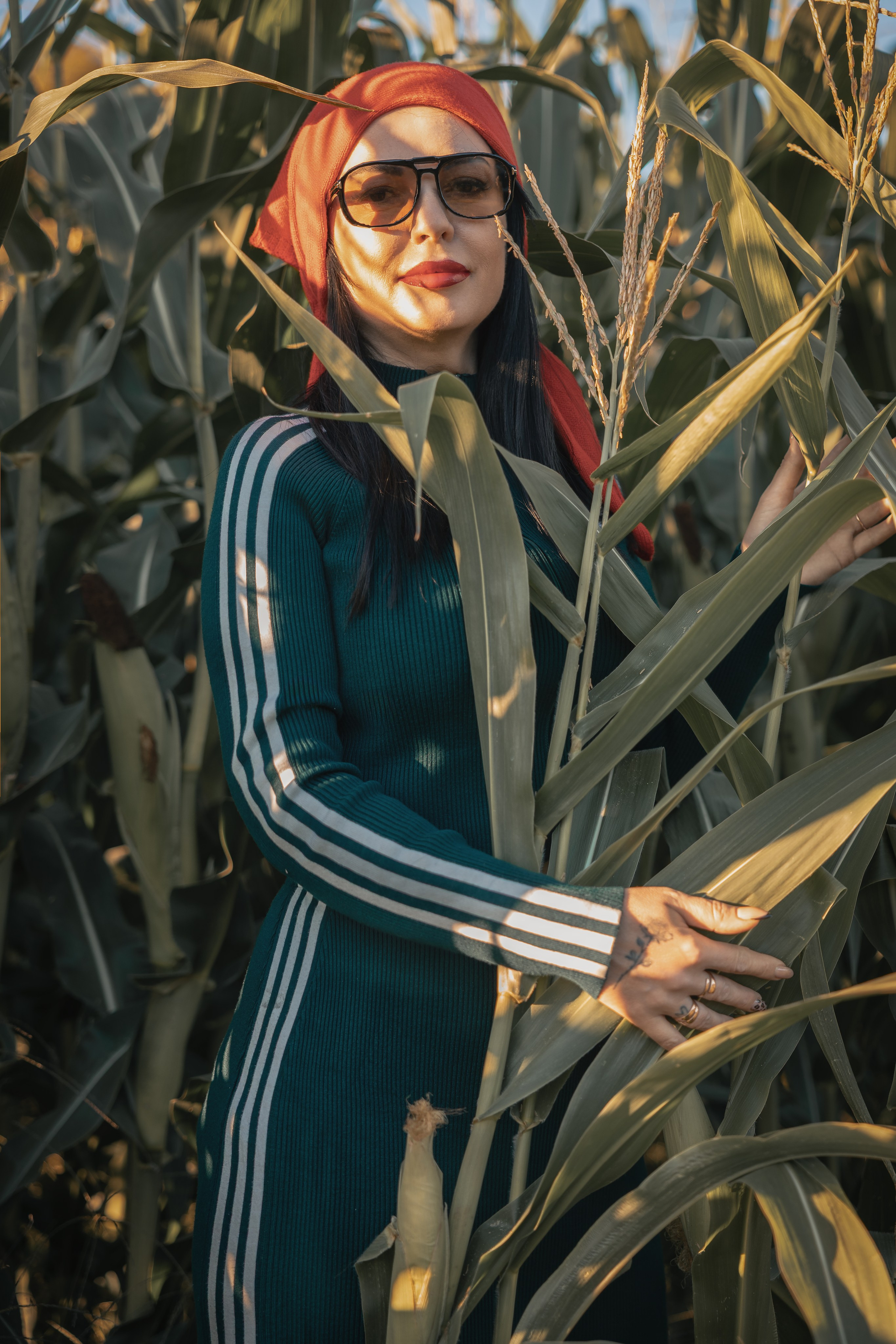Kontrasti narave in stila. Fotograf Zoja | Fotografiranje krsta, poroke in družine v Sloveniji