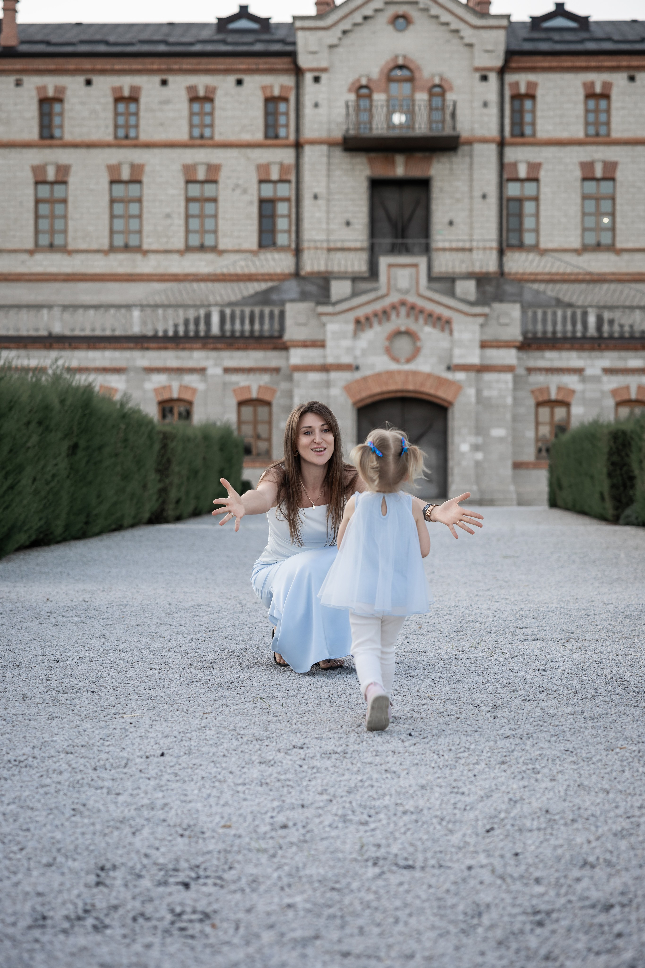 Pravljična kulisa za neprecenljive družinske spomine. 🏰💙. Фотограф Zoja