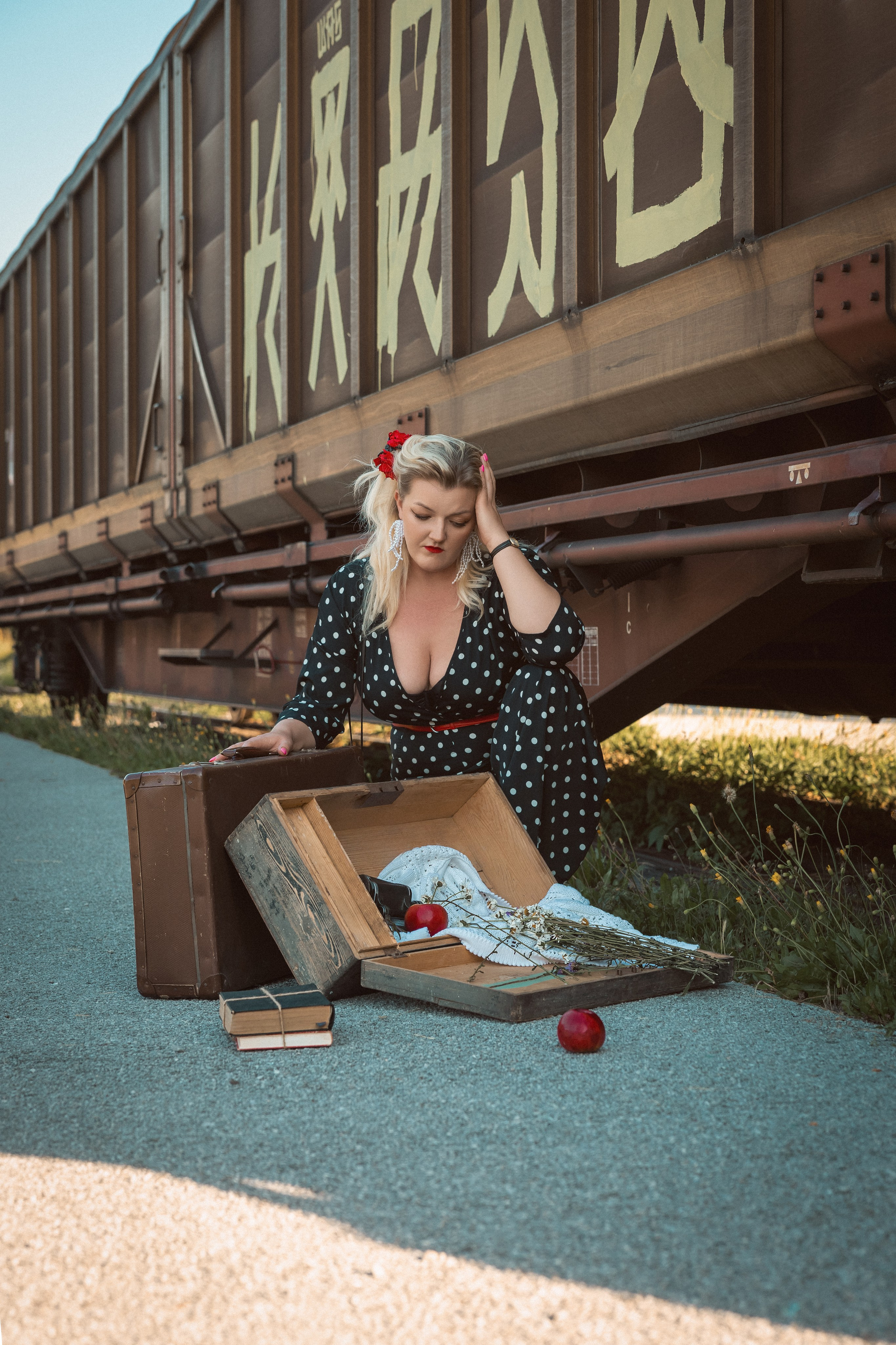 Profesionalno umetniško fotografiranje žensk v retro stilu na železniški postaji7