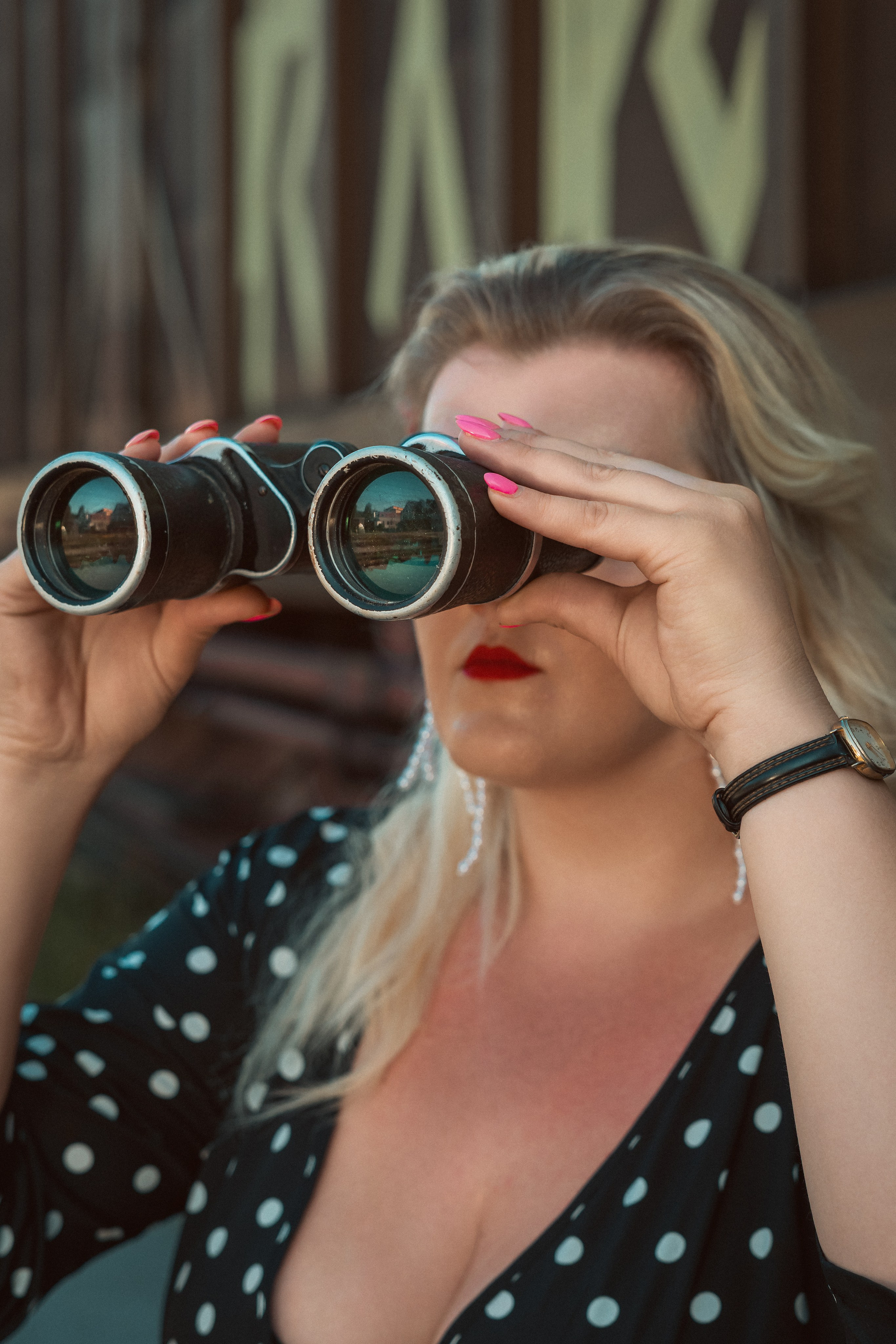 Profesionalno umetniško fotografiranje žensk v retro stilu na železniški postaji9
