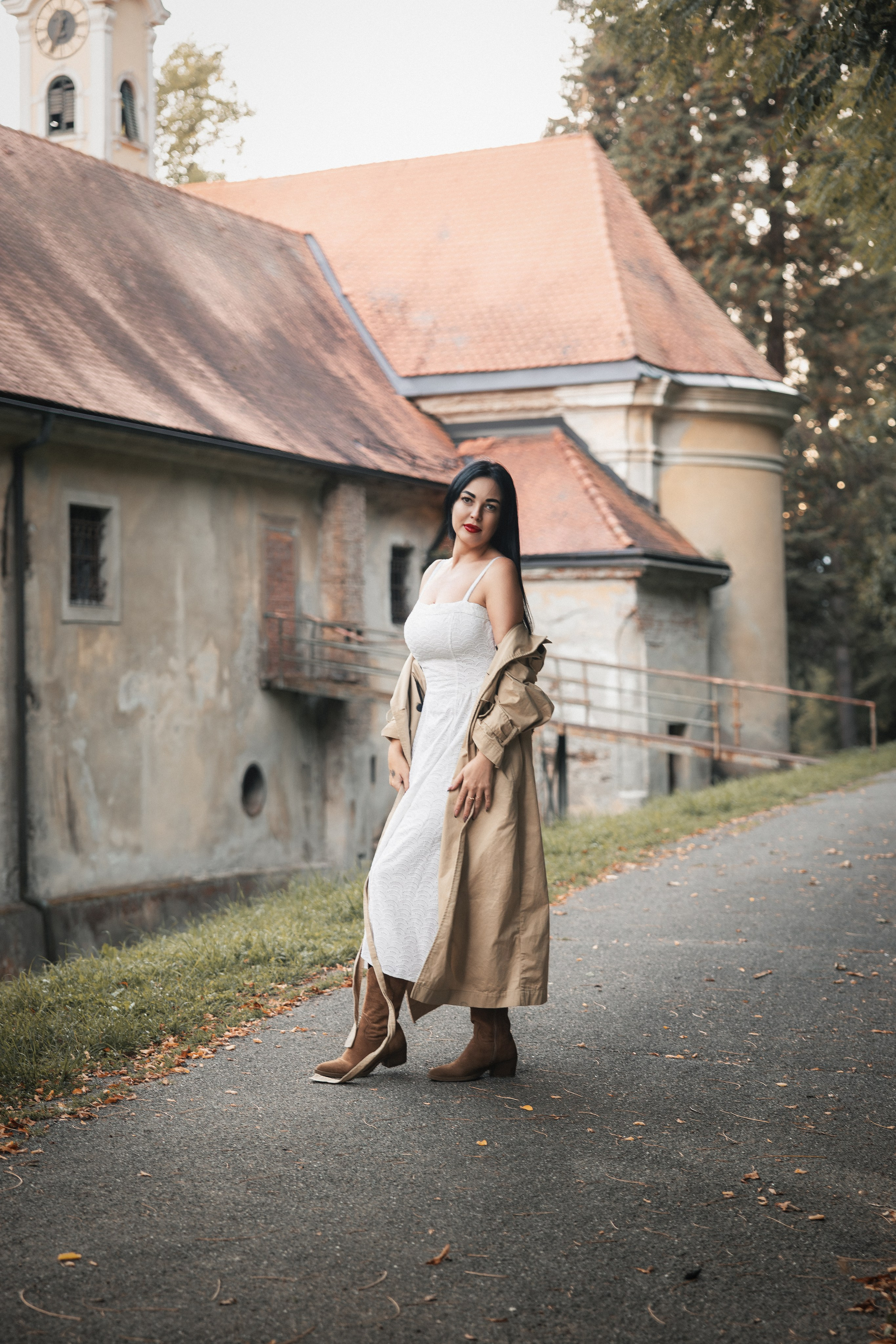 Ujeta sličica iz filma. Jesenska nostalgija na dvorcu Viltuš. Fotograf Zoja | Fotografiranje krsta, poroke in družine v Sloveniji