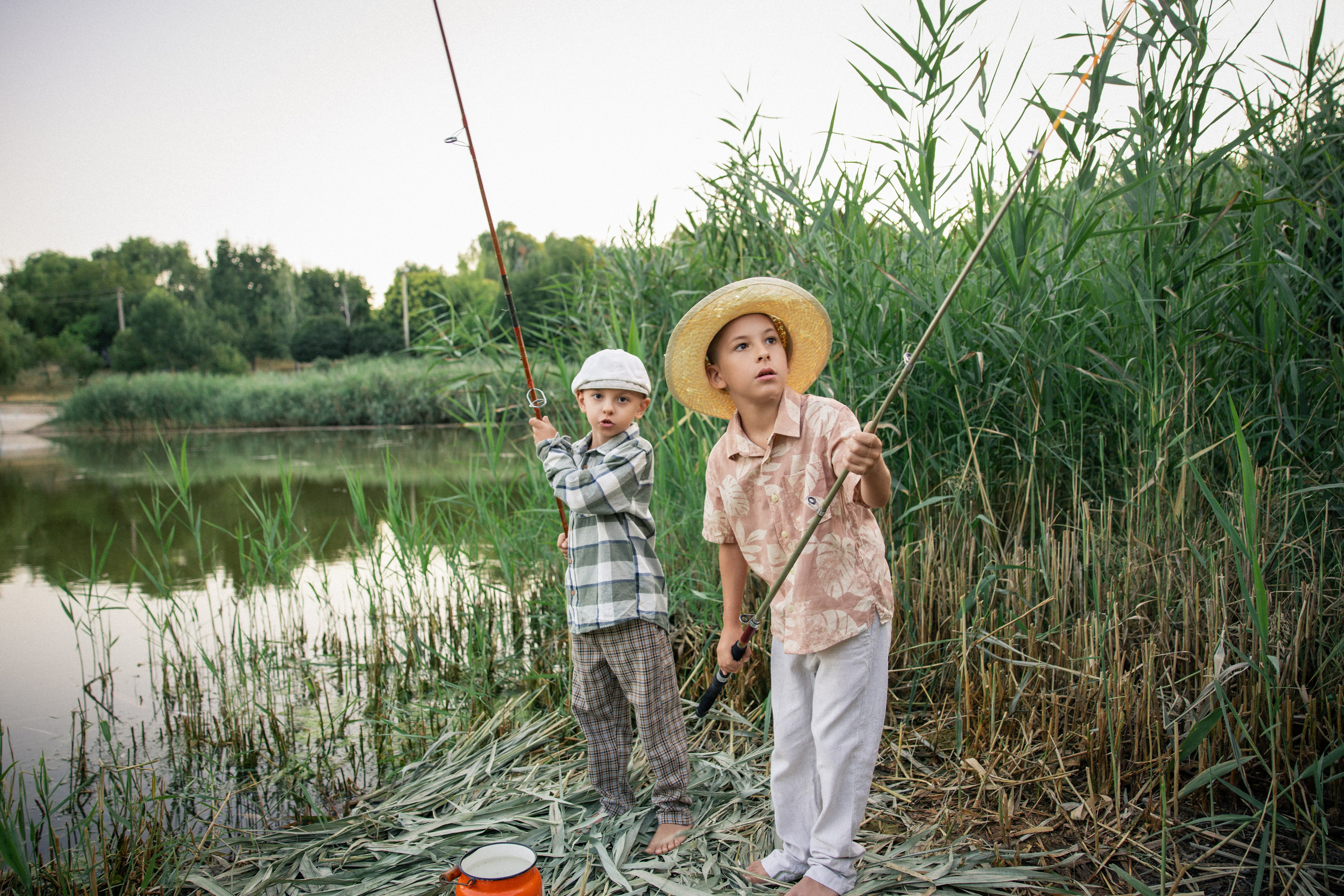 Mala pustolovca ob reki / Летняя ретро-история. Fotograf Zoja | Fotografiranje krsta, poroke in družine v Sloveniji