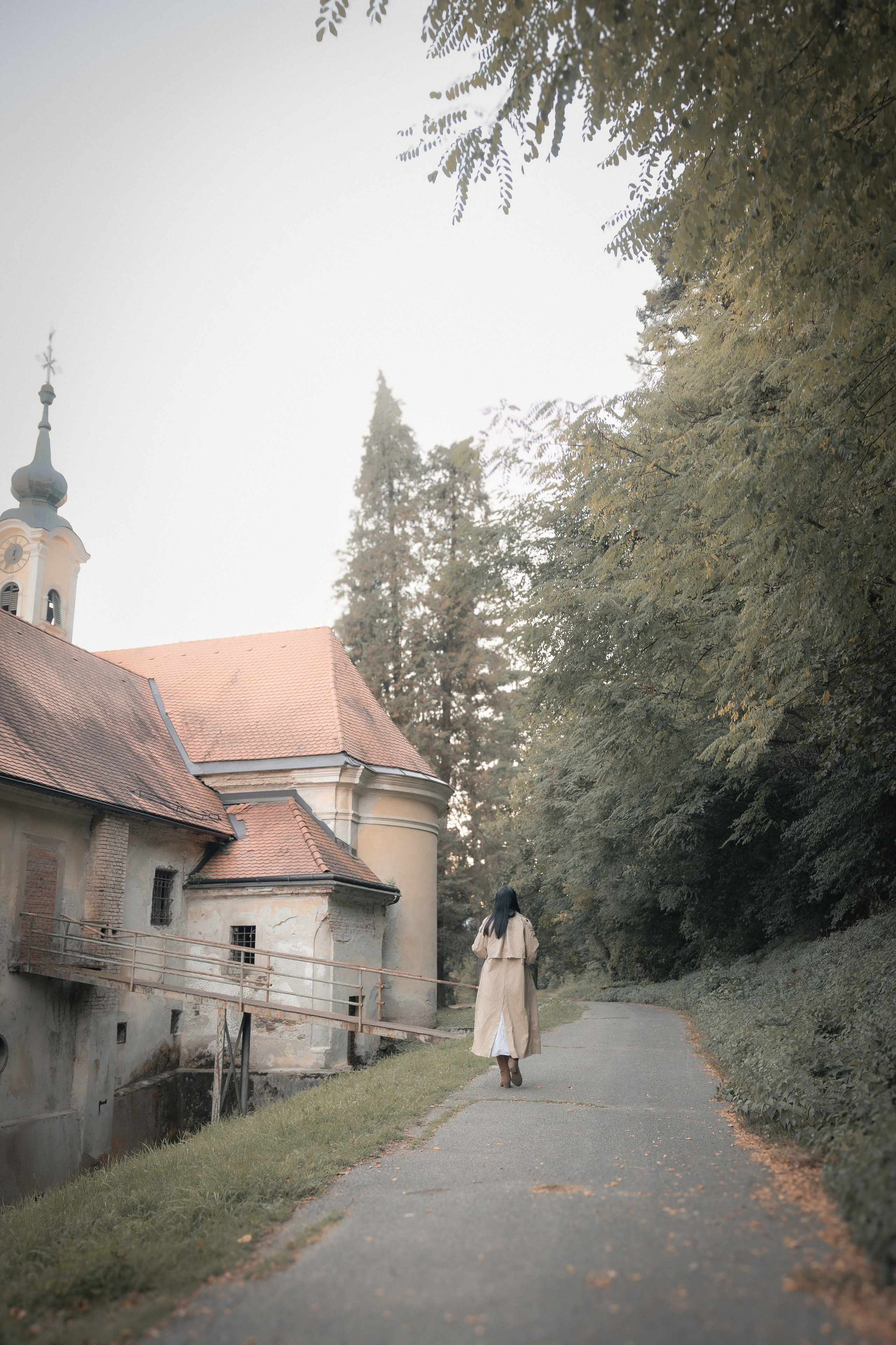 Ujeta sličica iz filma. Jesenska nostalgija na dvorcu Viltuš. Fotograf Zoja | Fotografiranje krsta, poroke in družine v Sloveniji