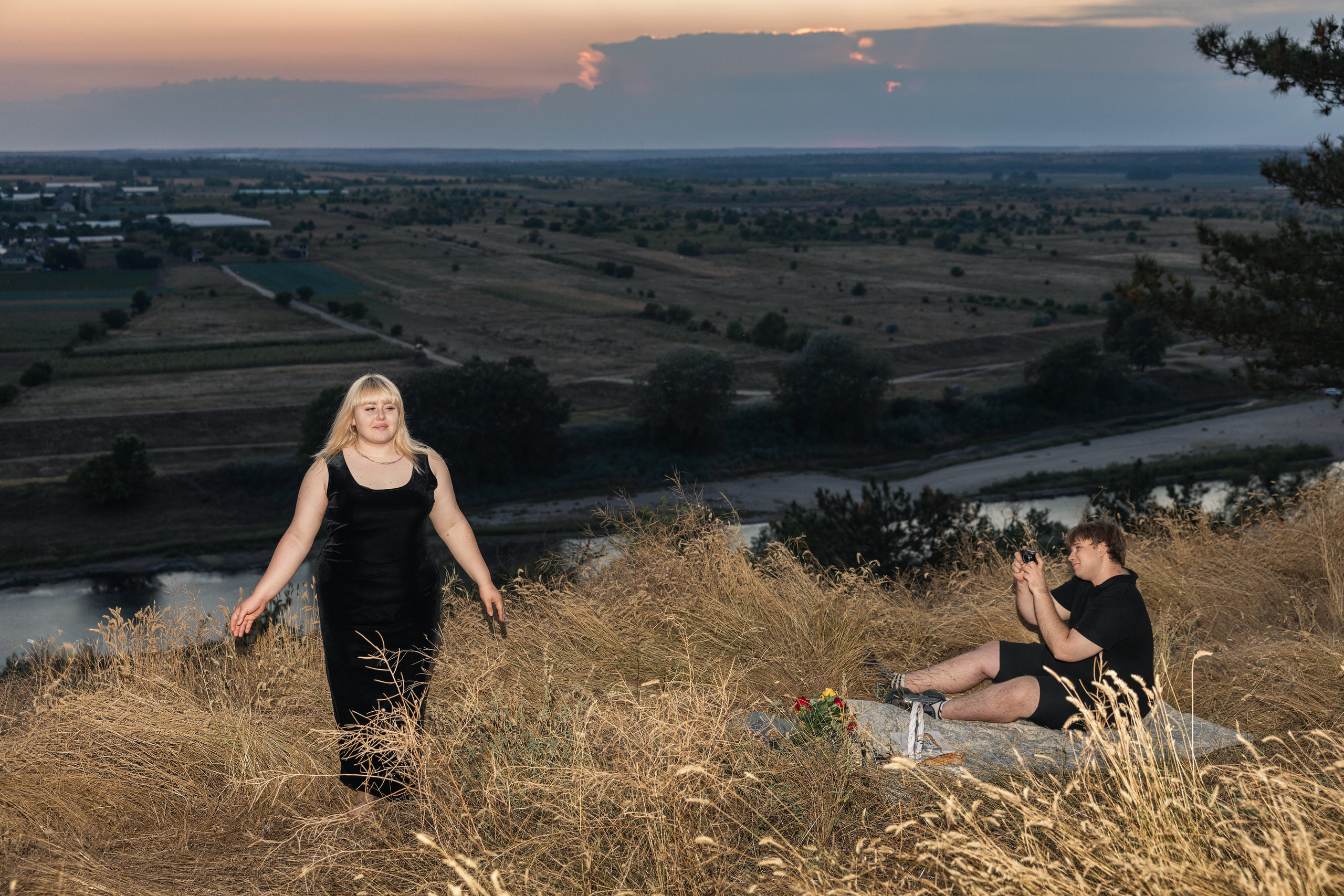 Piknik z harmoniko / Пикник с аккордеоном. Fotograf Zoja | Fotografiranje krsta, poroke in družine v Sloveniji