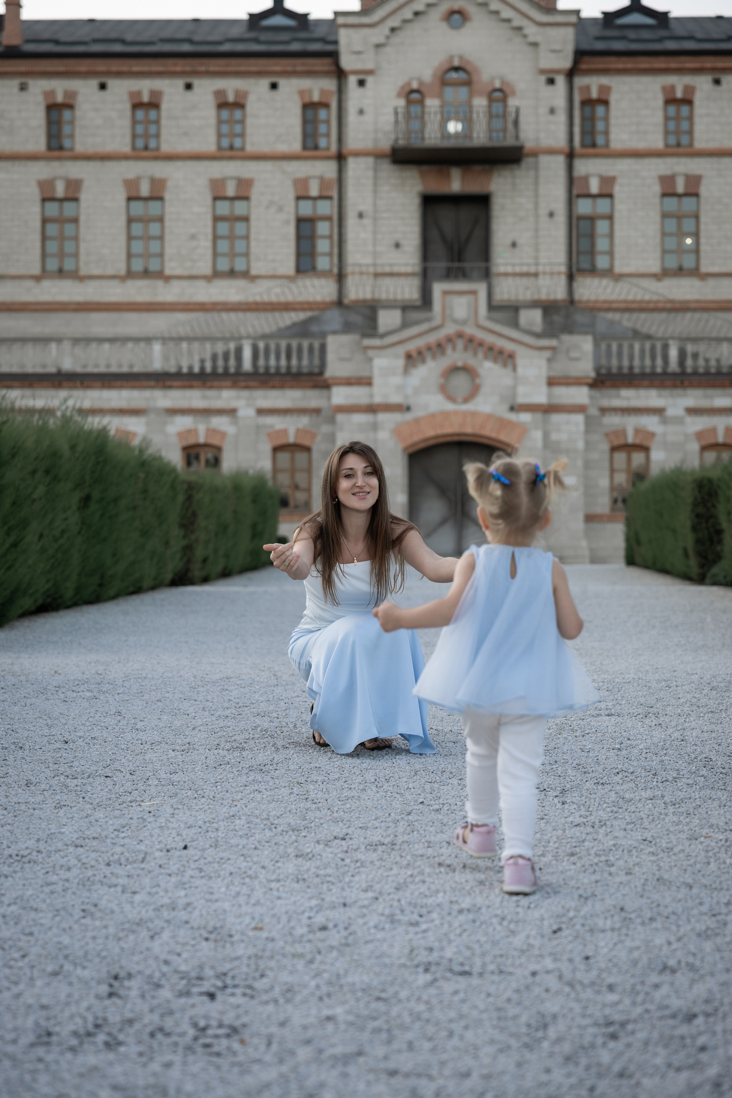 Pravljična kulisa za neprecenljive družinske spomine. 🏰💙. Фотограф Zoja
