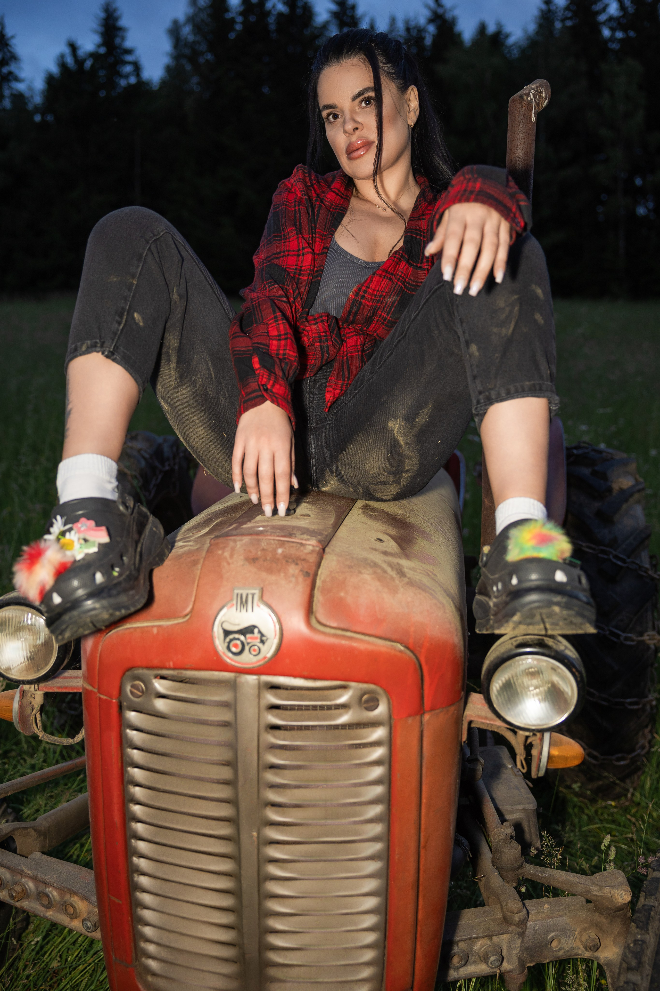 Podeželski grunge: rdeči traktor / Деревенский гранж: красный трактор. Fotograf Zoja | Fotografiranje krsta, poroke in družine v Sloveniji