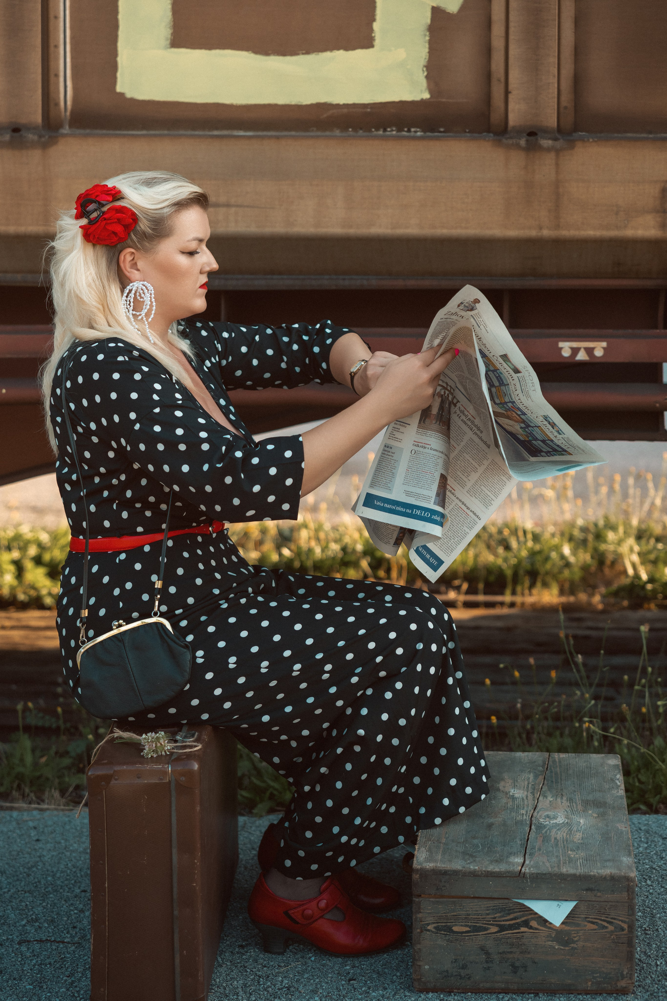 Profesionalno fotografiranje žensk v retro stilu, portret s časopisom Delo na železniški postaji1