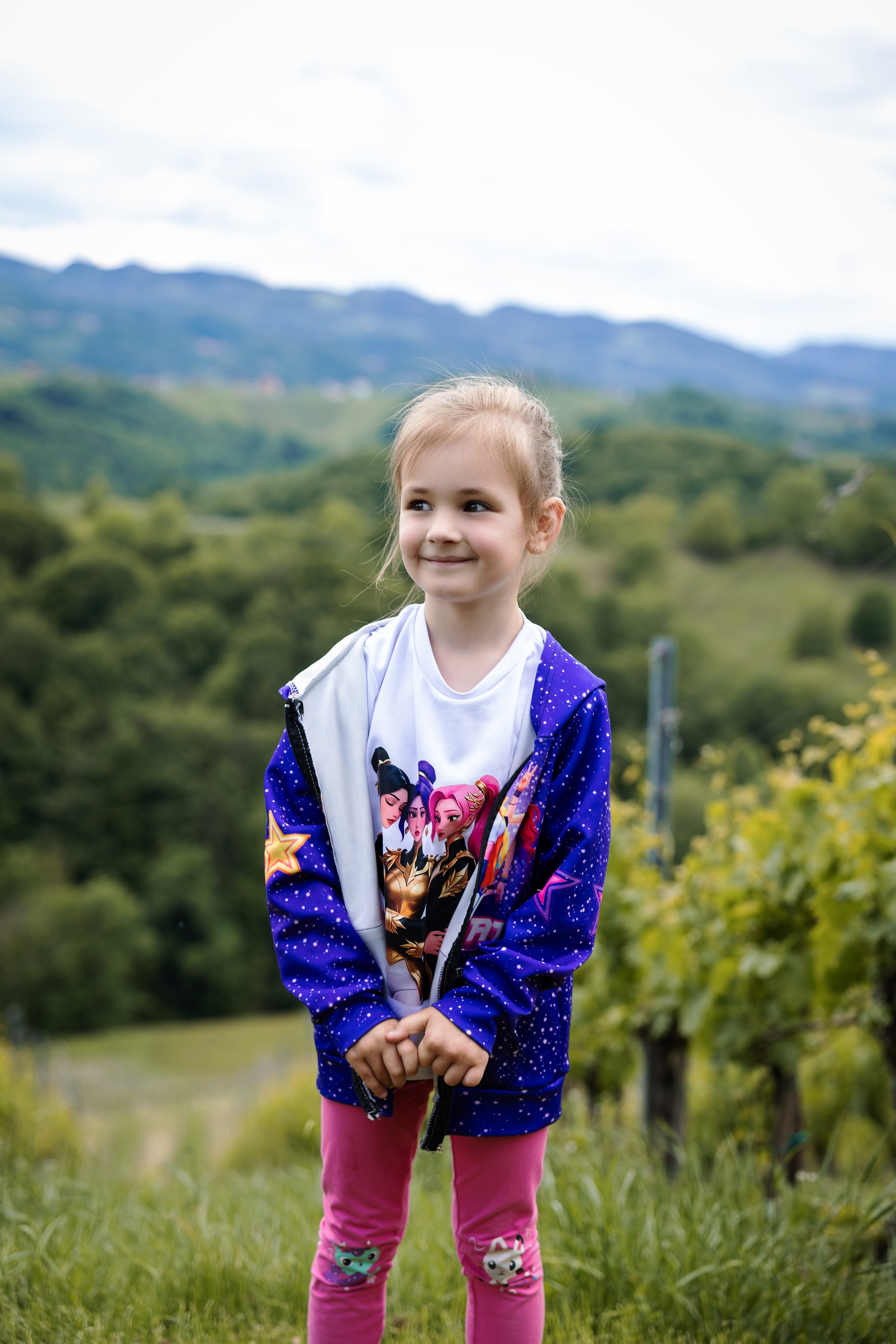 Mala raziskovalka med vinogradi. Fotograf Zoja | Fotografiranje krsta, poroke in družine v Sloveniji