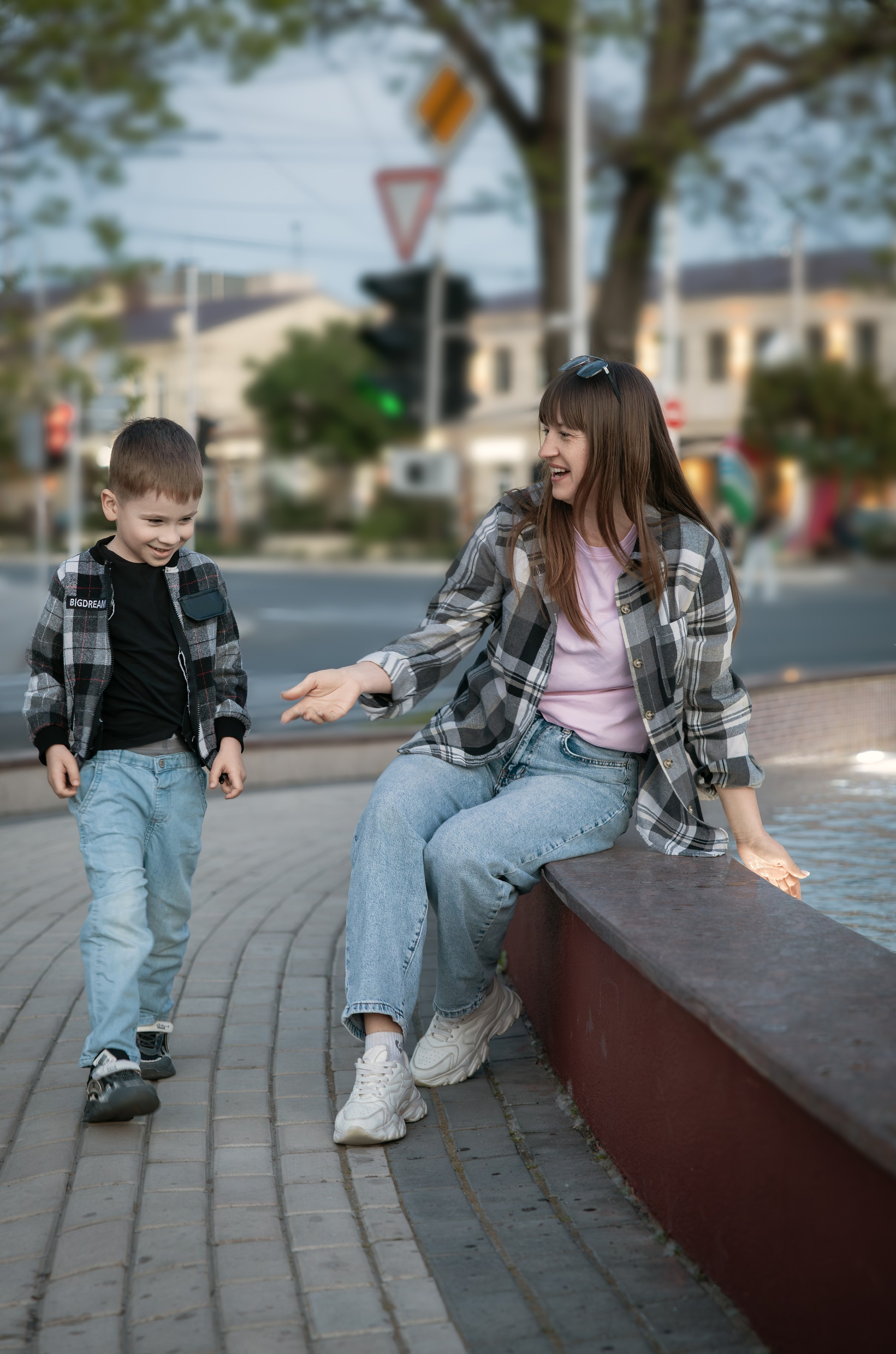 Mestni potep: Mama in sin /Городская прогулка: Мама и сын. Fotograf Zoja | Fotografiranje krsta, poroke in družine v Sloveniji