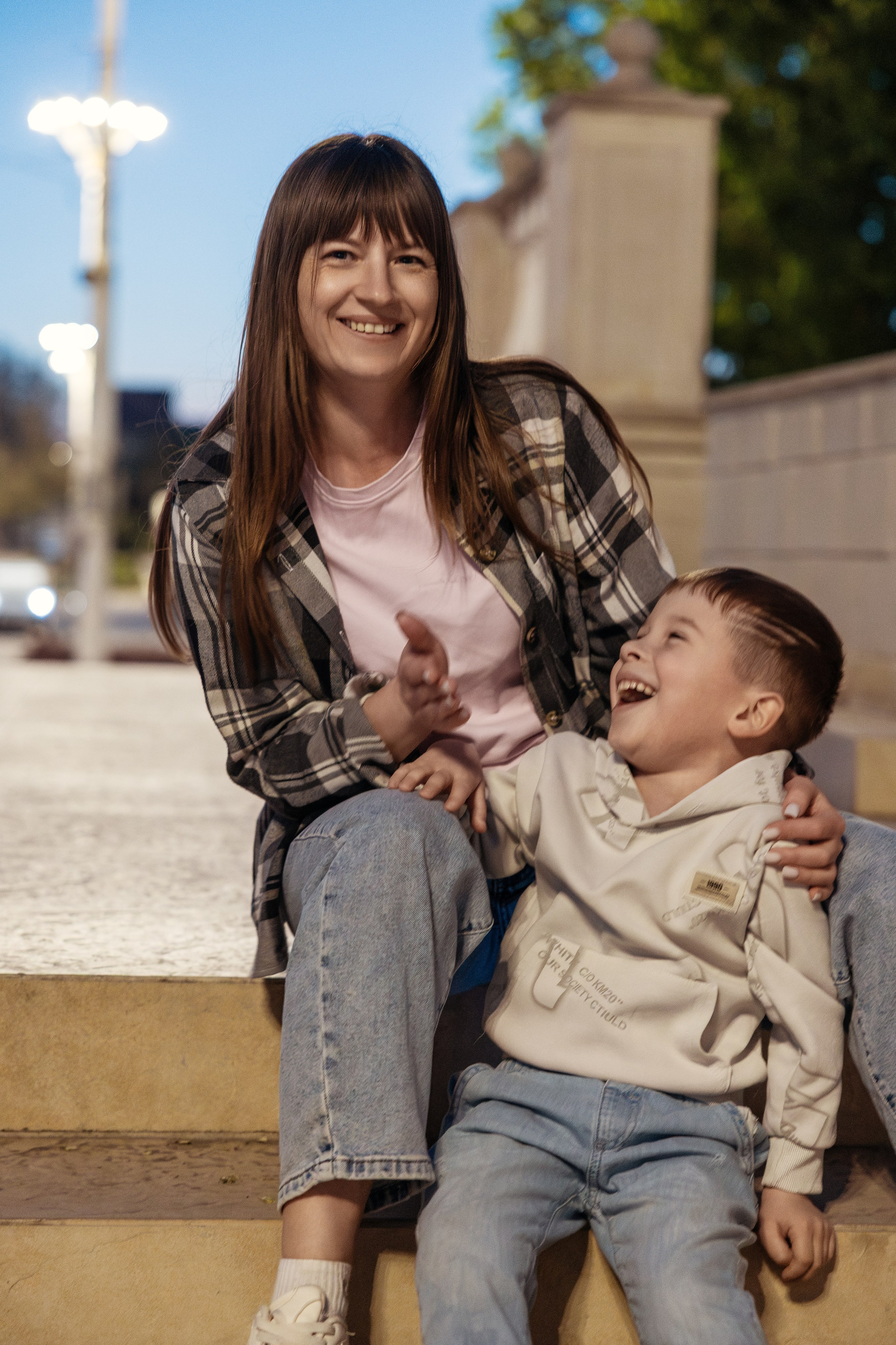 Mestni potep: Mama in sin /Городская прогулка: Мама и сын. Fotograf Zoja | Fotografiranje krsta, poroke in družine v Sloveniji