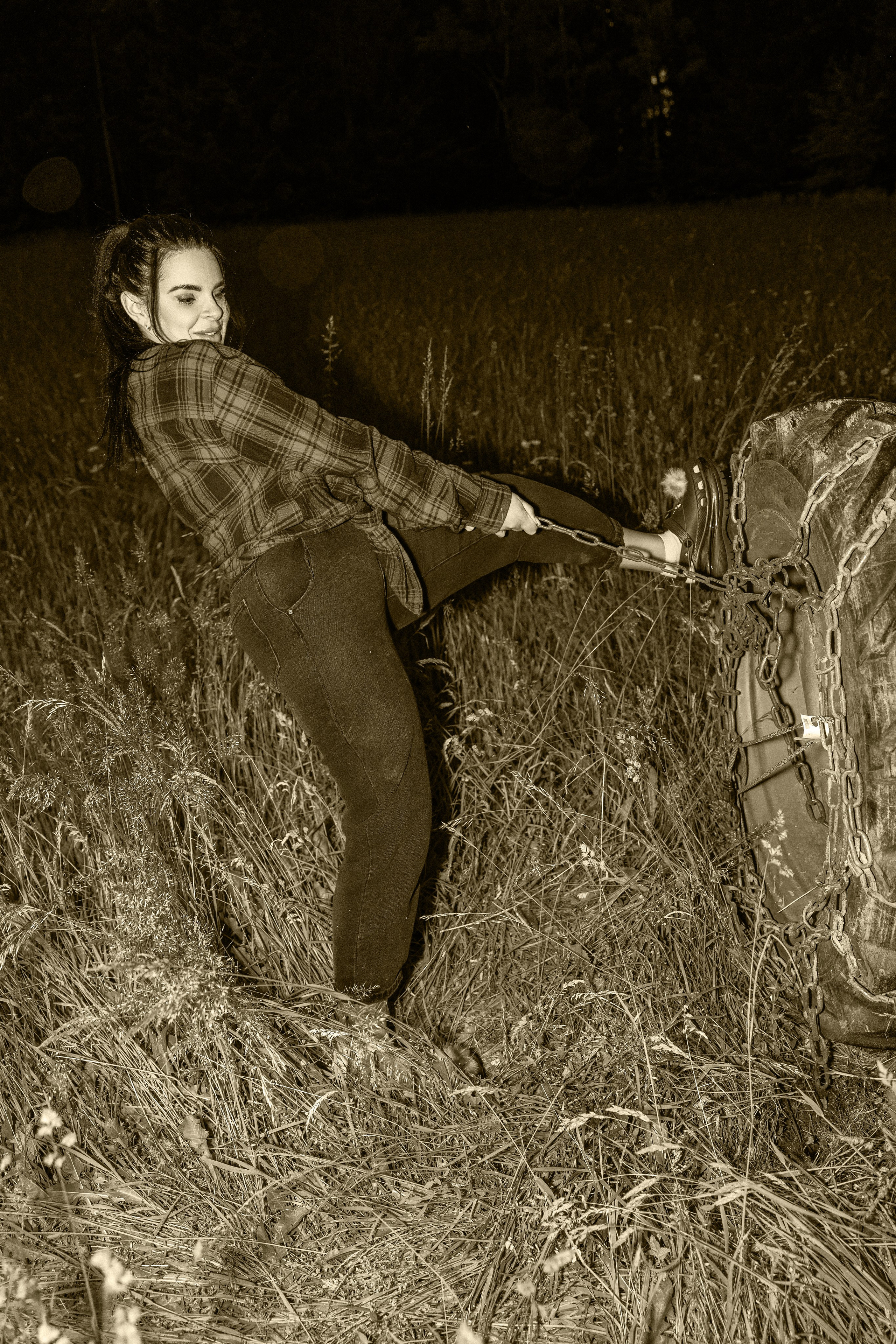 Podeželski grunge: rdeči traktor / Деревенский гранж: красный трактор. Fotograf Zoja | Fotografiranje krsta, poroke in družine v Sloveniji