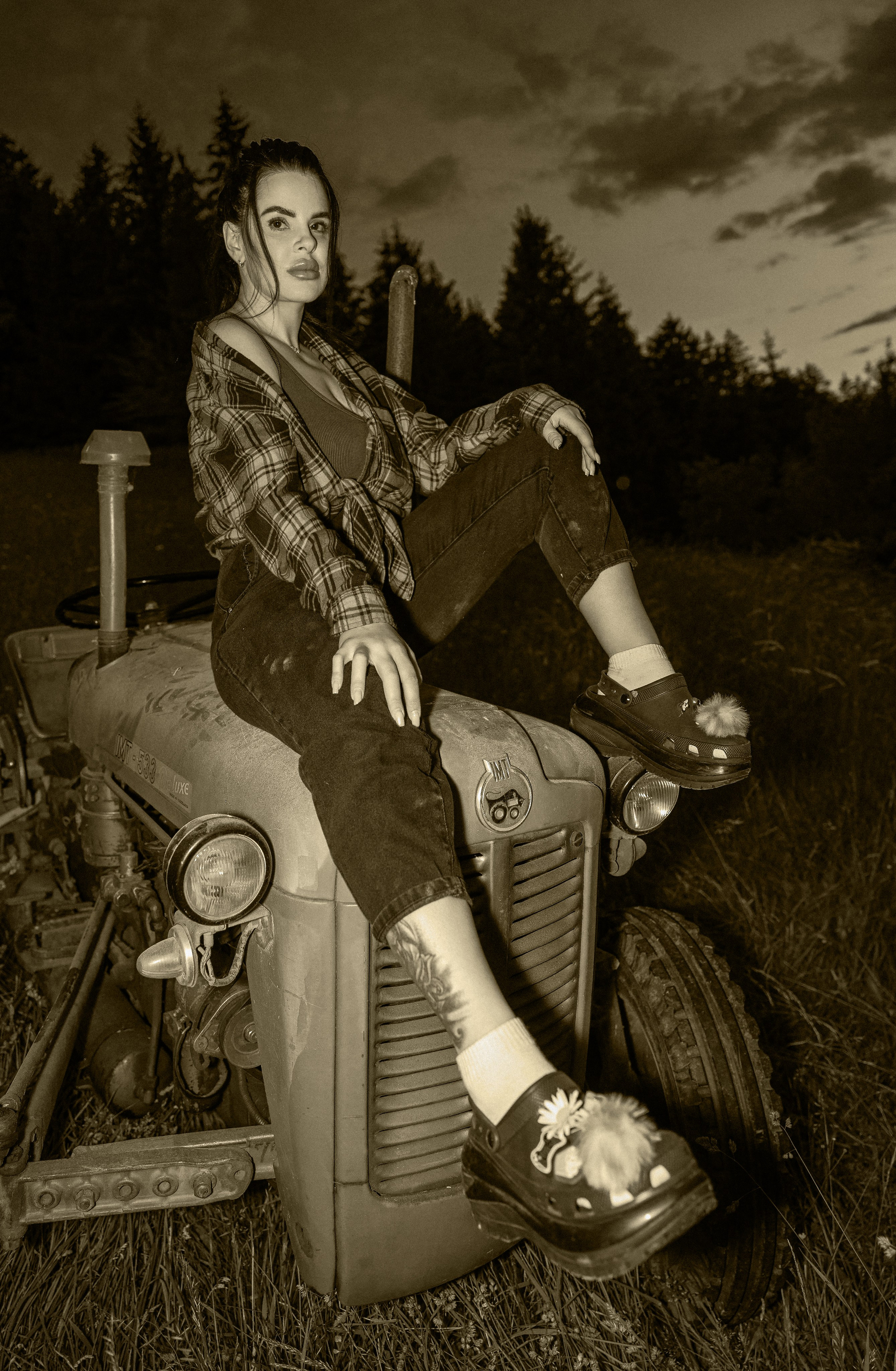 Podeželski grunge: rdeči traktor / Деревенский гранж: красный трактор. Fotograf Zoja | Fotografiranje krsta, poroke in družine v Sloveniji