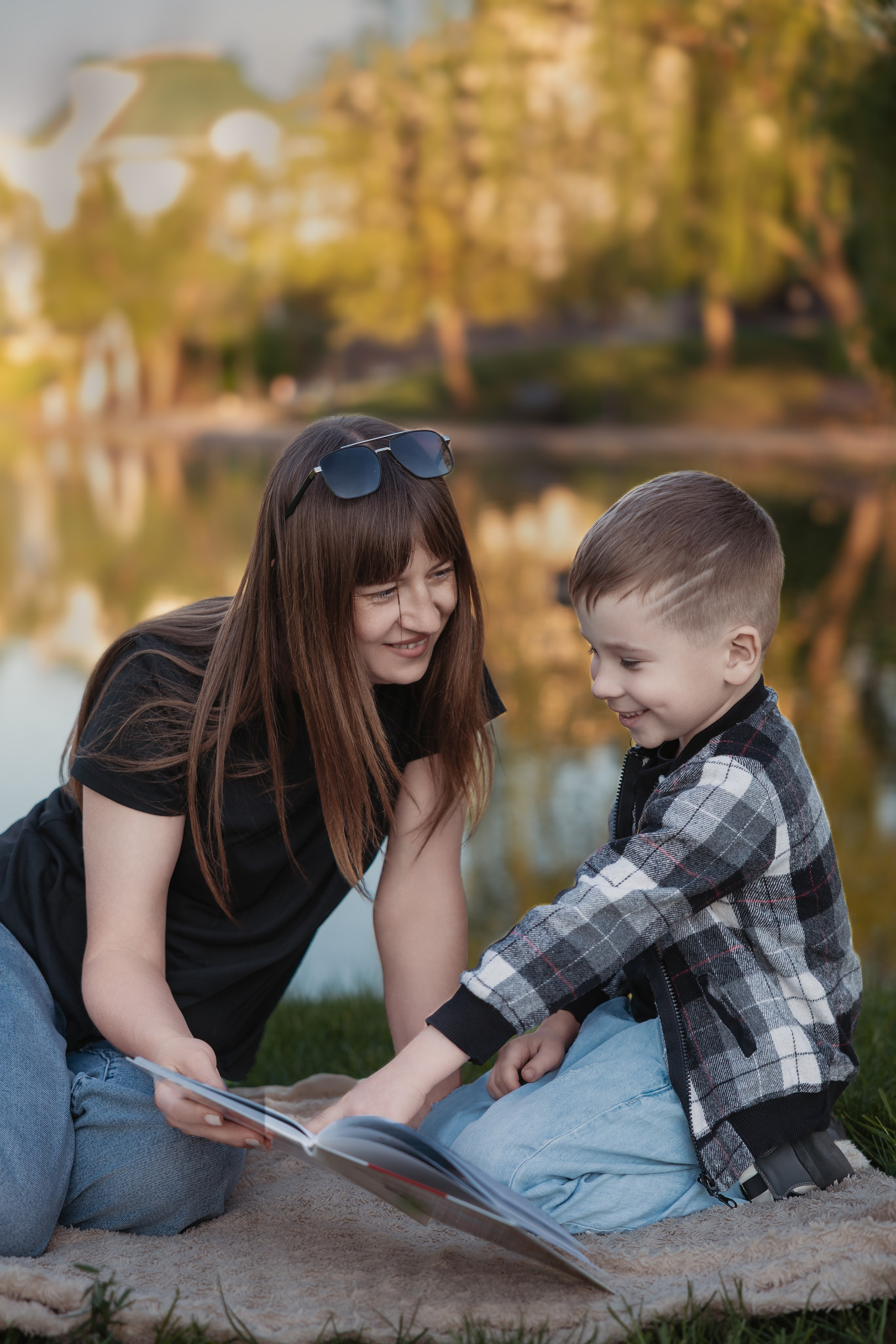 Mestni potep: Mama in sin /Городская прогулка: Мама и сын. Fotograf Zoja | Fotografiranje krsta, poroke in družine v Sloveniji