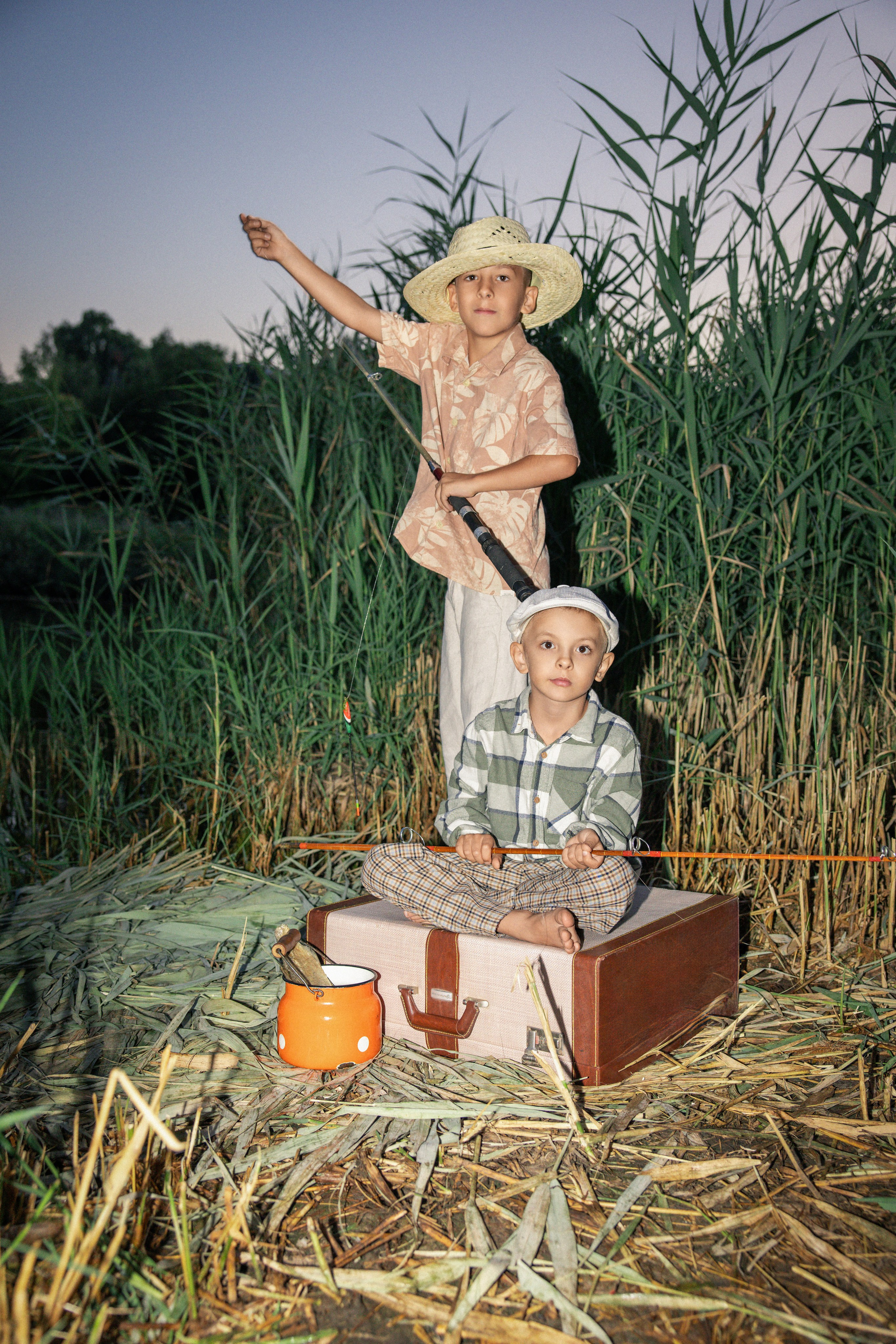 Mala pustolovca ob reki / Летняя ретро-история. Fotograf Zoja | Fotografiranje krsta, poroke in družine v Sloveniji