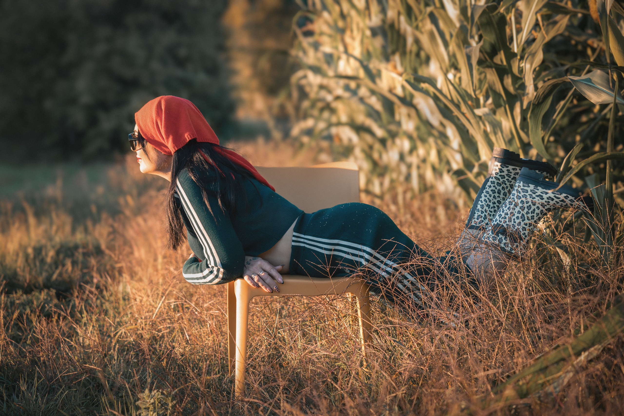 Kontrasti narave in stila. Fotograf Zoja | Fotografiranje krsta, poroke in družine v Sloveniji