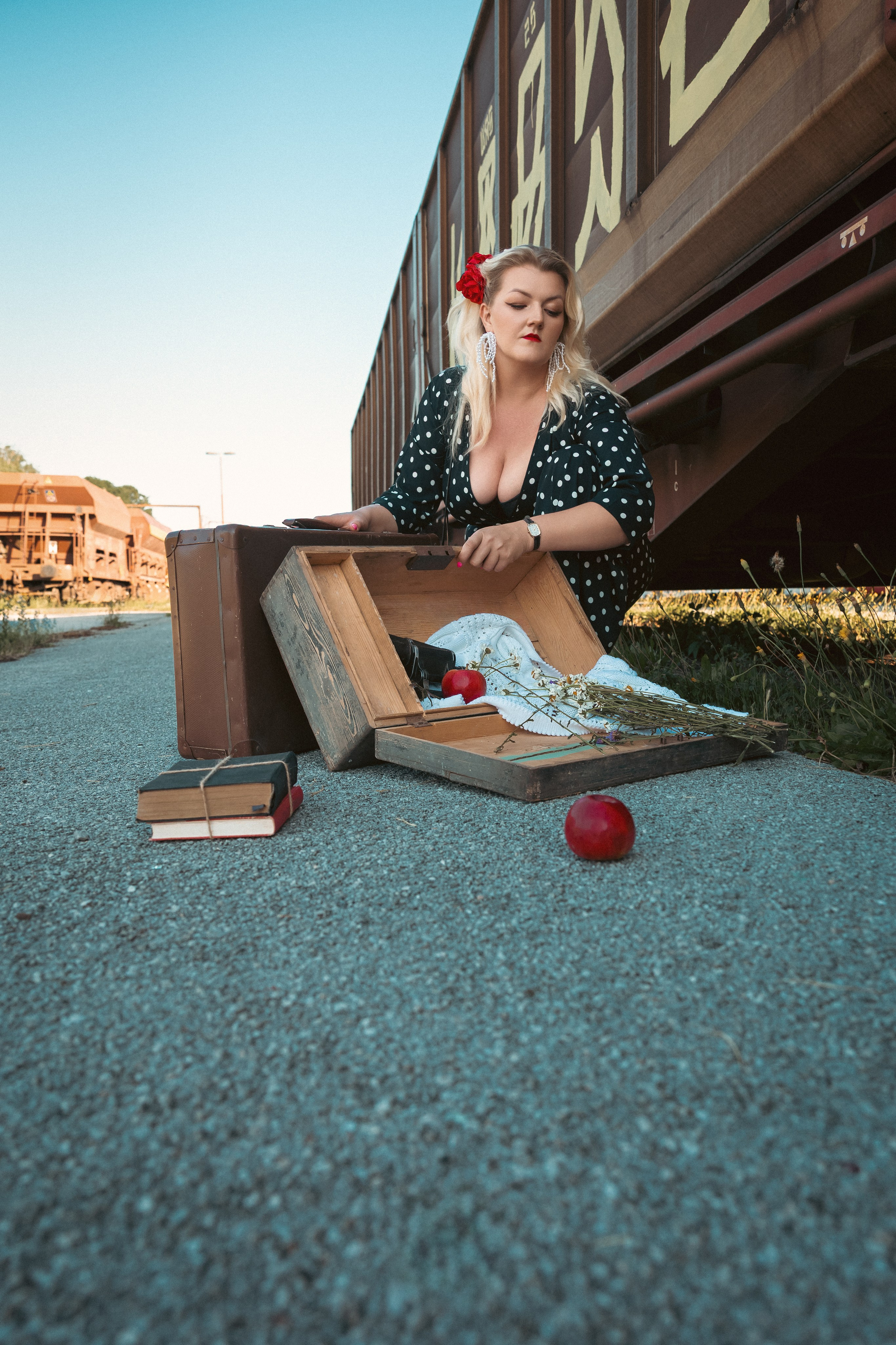 Profesionalno umetniško fotografiranje žensk v retro stilu na železniški postaji3