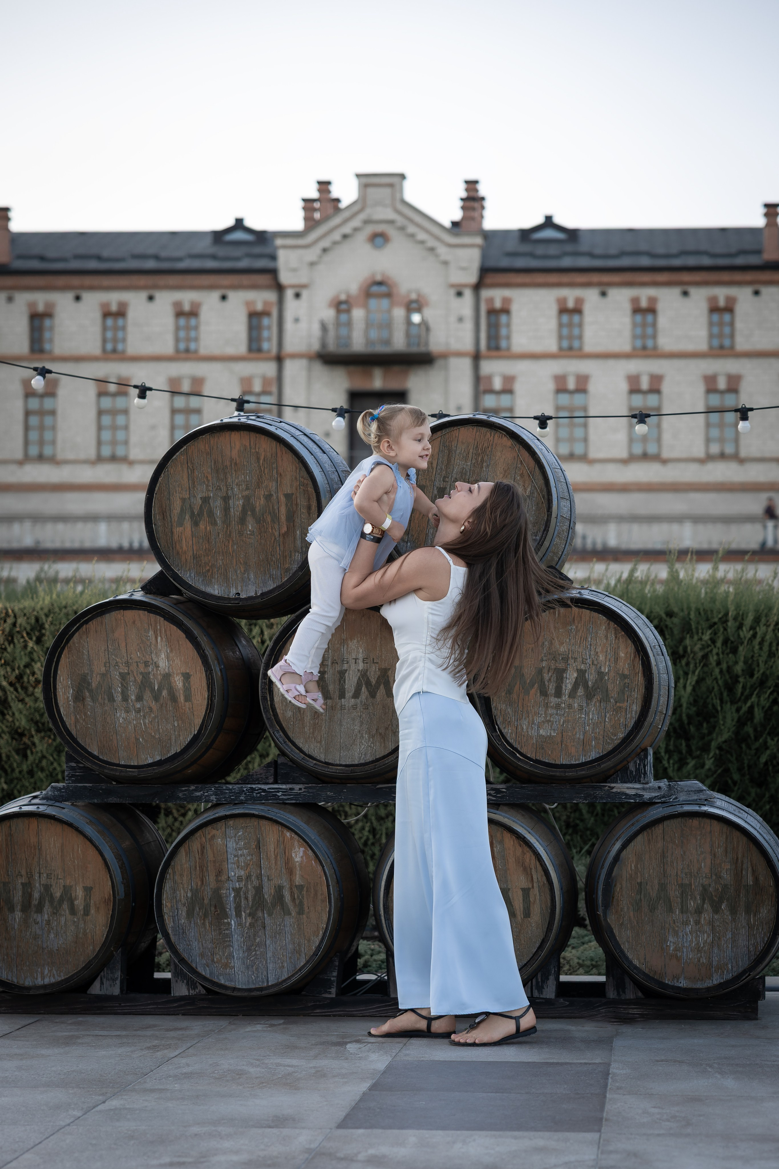 Pravljična kulisa za neprecenljive družinske spomine. 🏰💙. Фотограф Zoja
