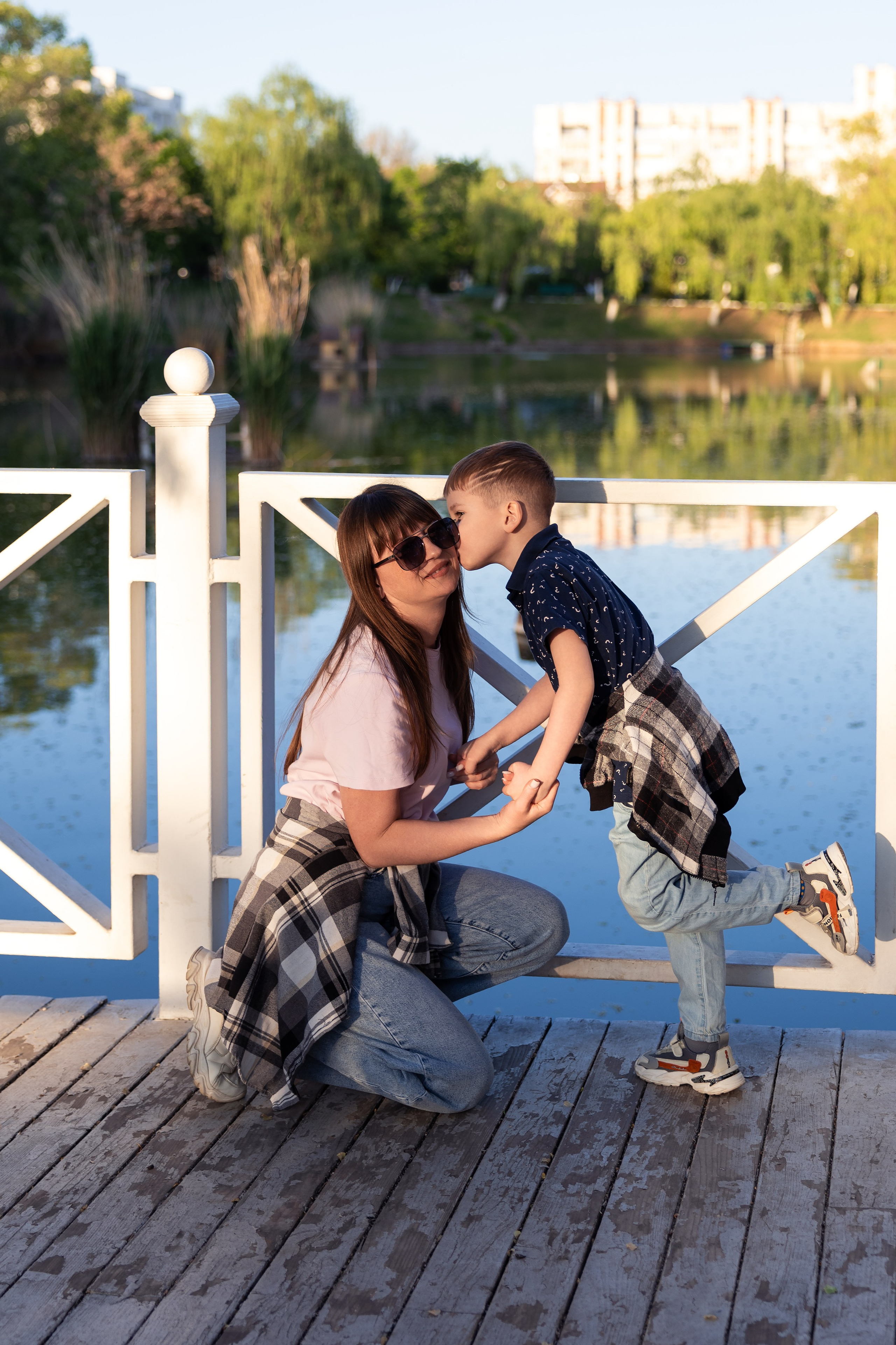Mestni potep: Mama in sin /Городская прогулка: Мама и сын. Fotograf Zoja | Fotografiranje krsta, poroke in družine v Sloveniji