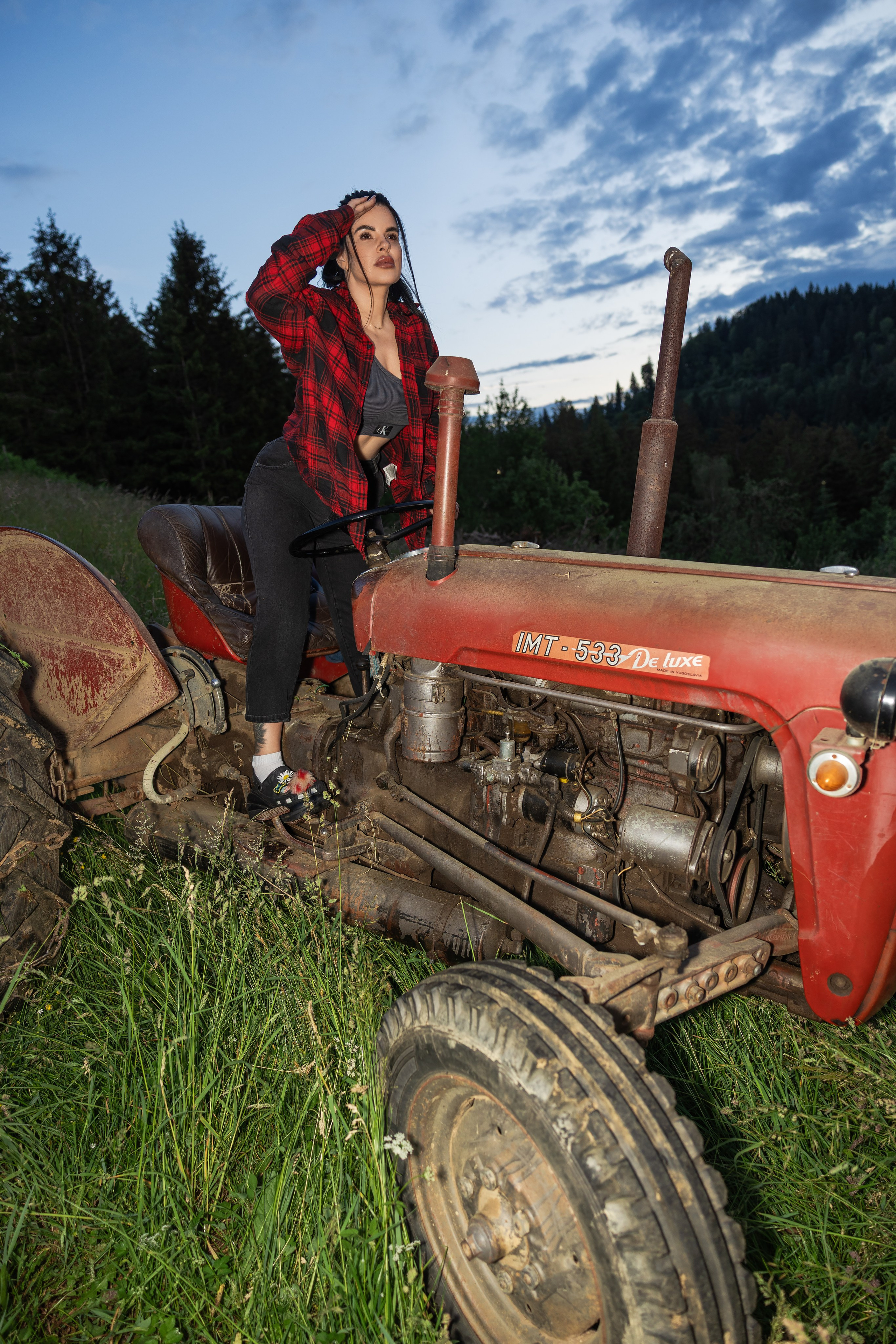 Podeželski grunge: rdeči traktor / Деревенский гранж: красный трактор. Fotograf Zoja | Fotografiranje krsta, poroke in družine v Sloveniji
