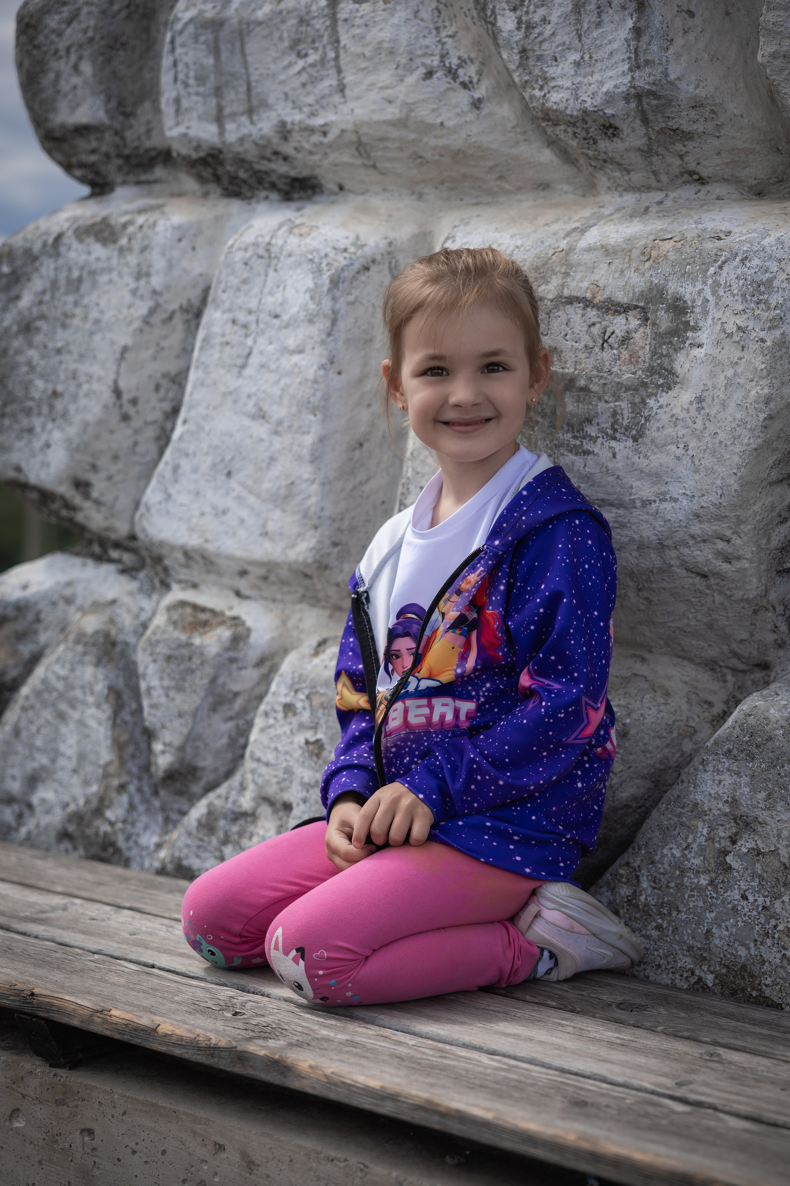 Mala raziskovalka med vinogradi. Fotograf Zoja | Fotografiranje krsta, poroke in družine v Sloveniji