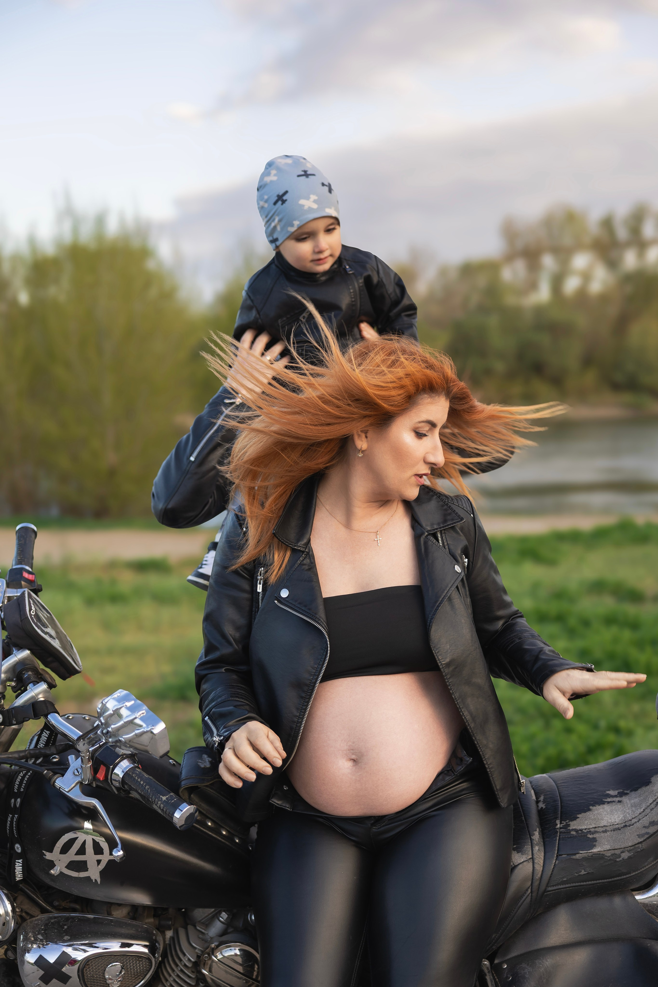 Nosečnost v stilu rock 'n' rolla / Беременность в стиле рок-н-ролл. Fotograf Zoja | Fotografiranje krsta, poroke in družine v Sloveniji