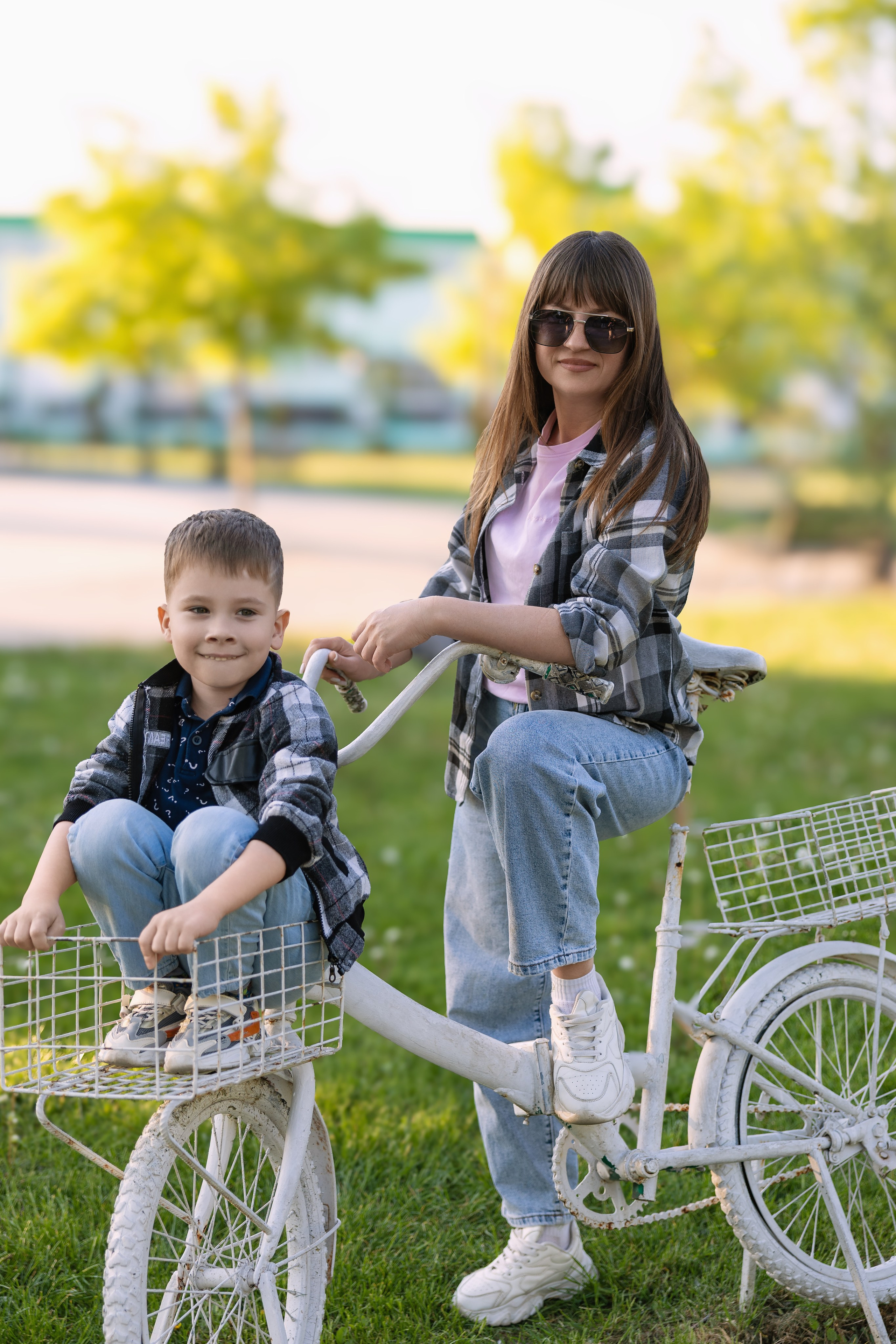 Mestni potep: Mama in sin /Городская прогулка: Мама и сын. Fotograf Zoja | Fotografiranje krsta, poroke in družine v Sloveniji