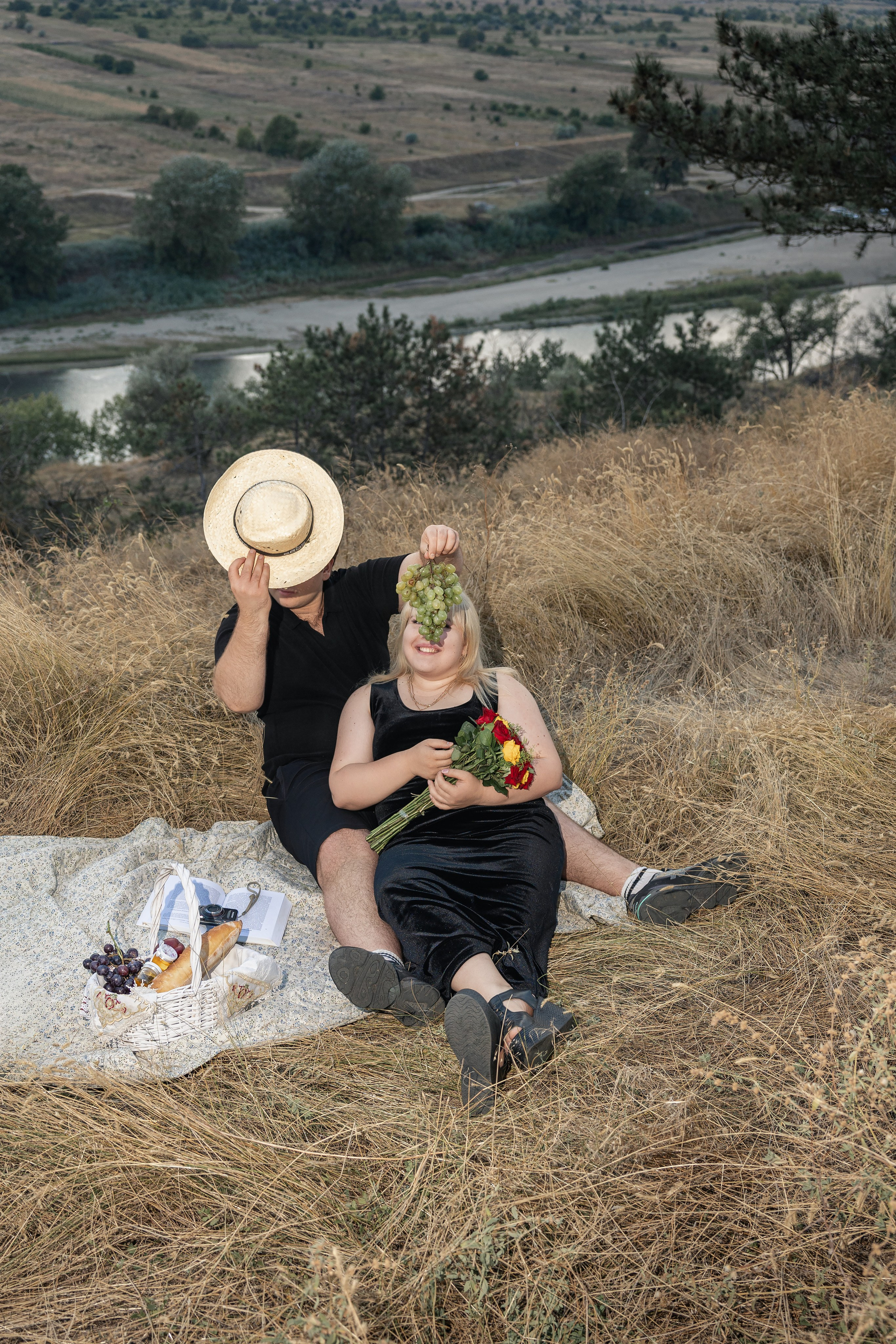 Piknik z harmoniko / Пикник с аккордеоном. Fotograf Zoja | Fotografiranje krsta, poroke in družine v Sloveniji