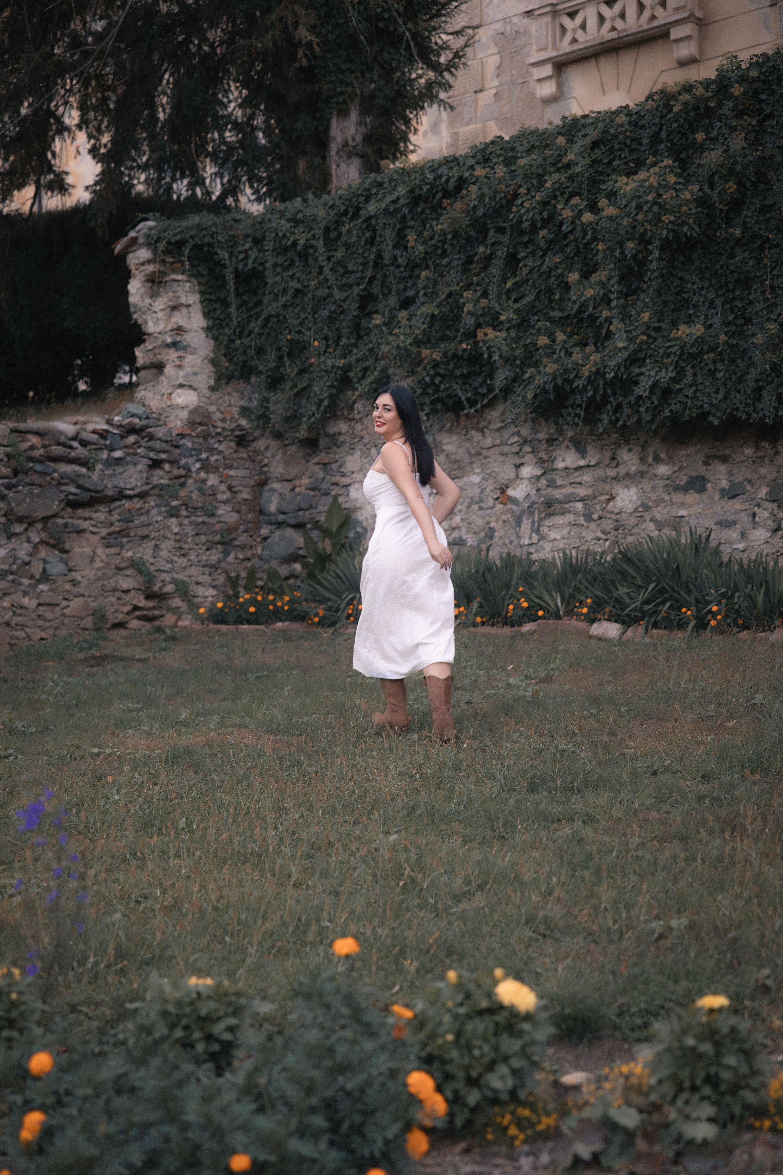 Ujeta sličica iz filma. Jesenska nostalgija na dvorcu Viltuš. Fotograf Zoja | Fotografiranje krsta, poroke in družine v Sloveniji