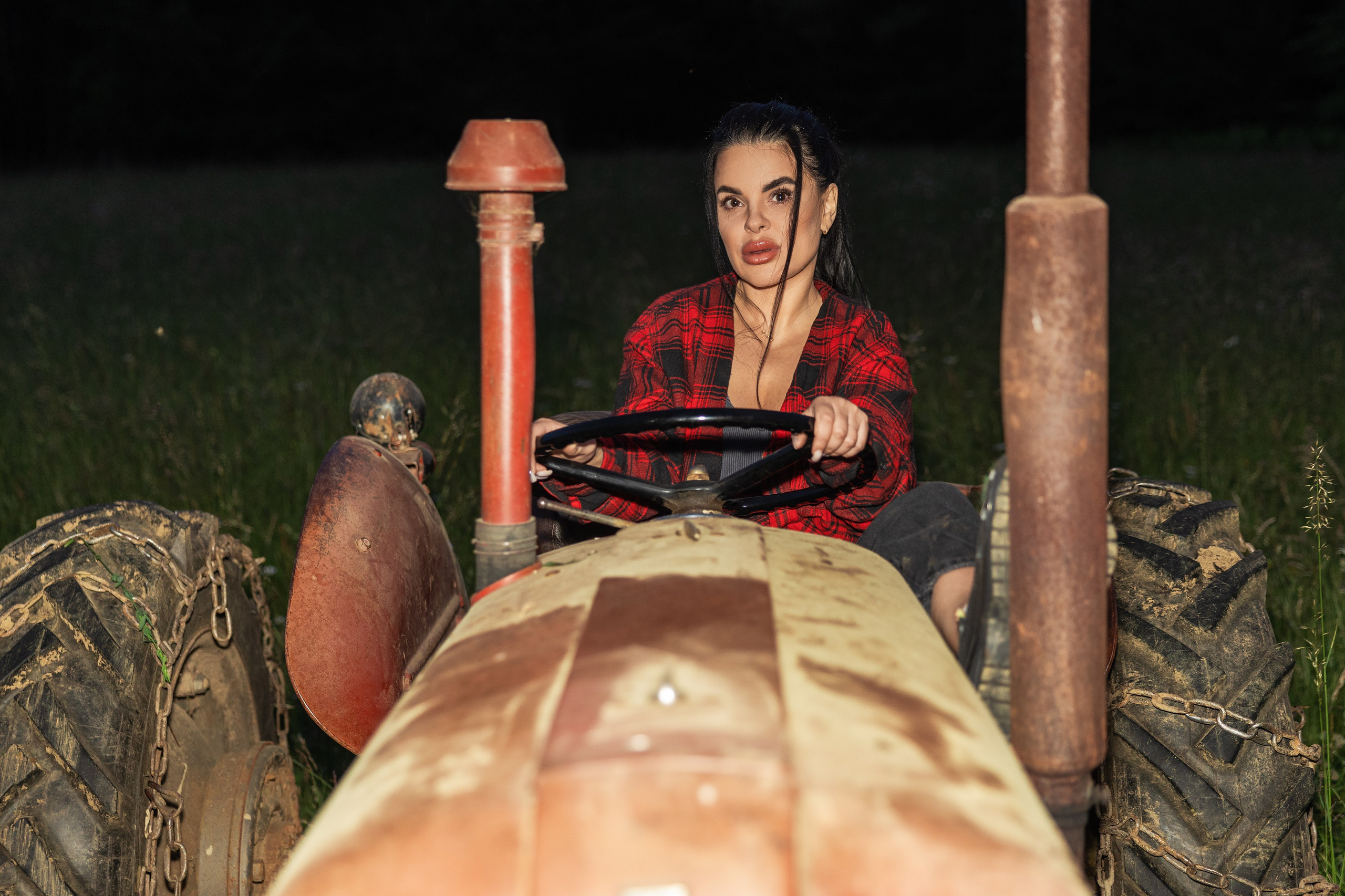 Podeželski grunge: rdeči traktor / Деревенский гранж: красный трактор. Fotograf Zoja | Fotografiranje krsta, poroke in družine v Sloveniji