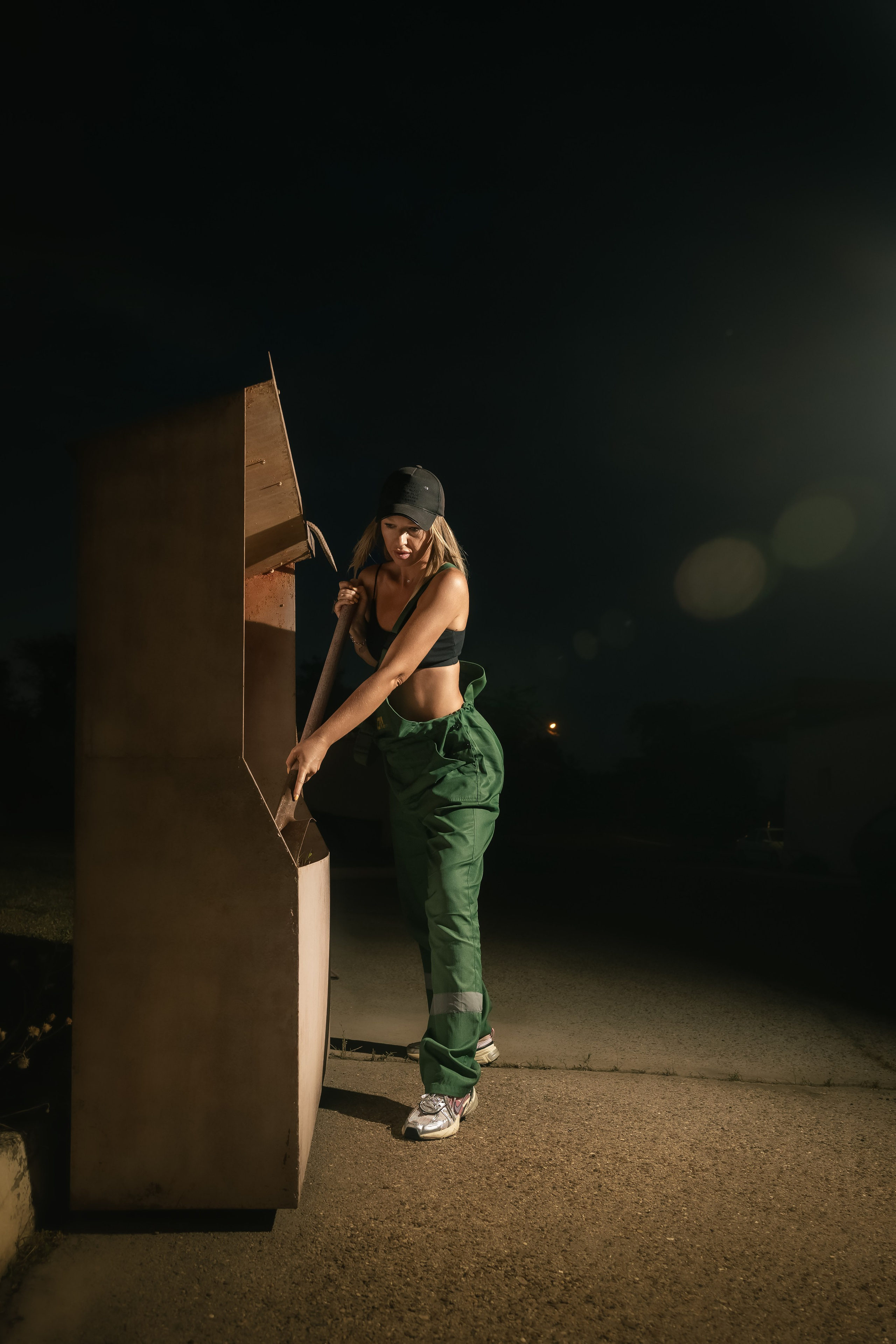 Vibe 02: Bencinska / Вайб 02: Заправка. Fotograf Zoja | Fotografiranje krsta, poroke in družine v Sloveniji