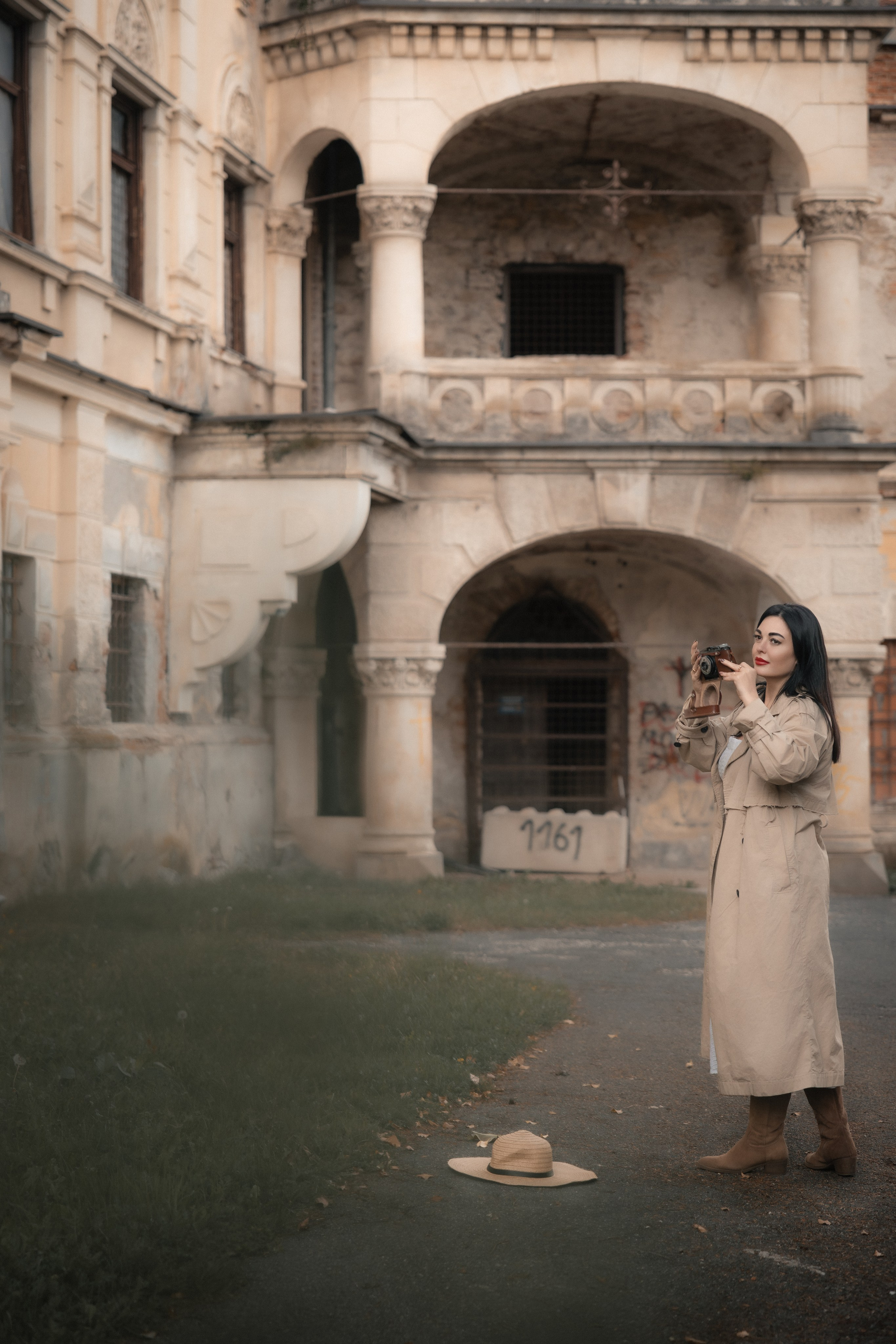 Ujeta sličica iz filma. Jesenska nostalgija na dvorcu Viltuš. Fotograf Zoja | Fotografiranje krsta, poroke in družine v Sloveniji