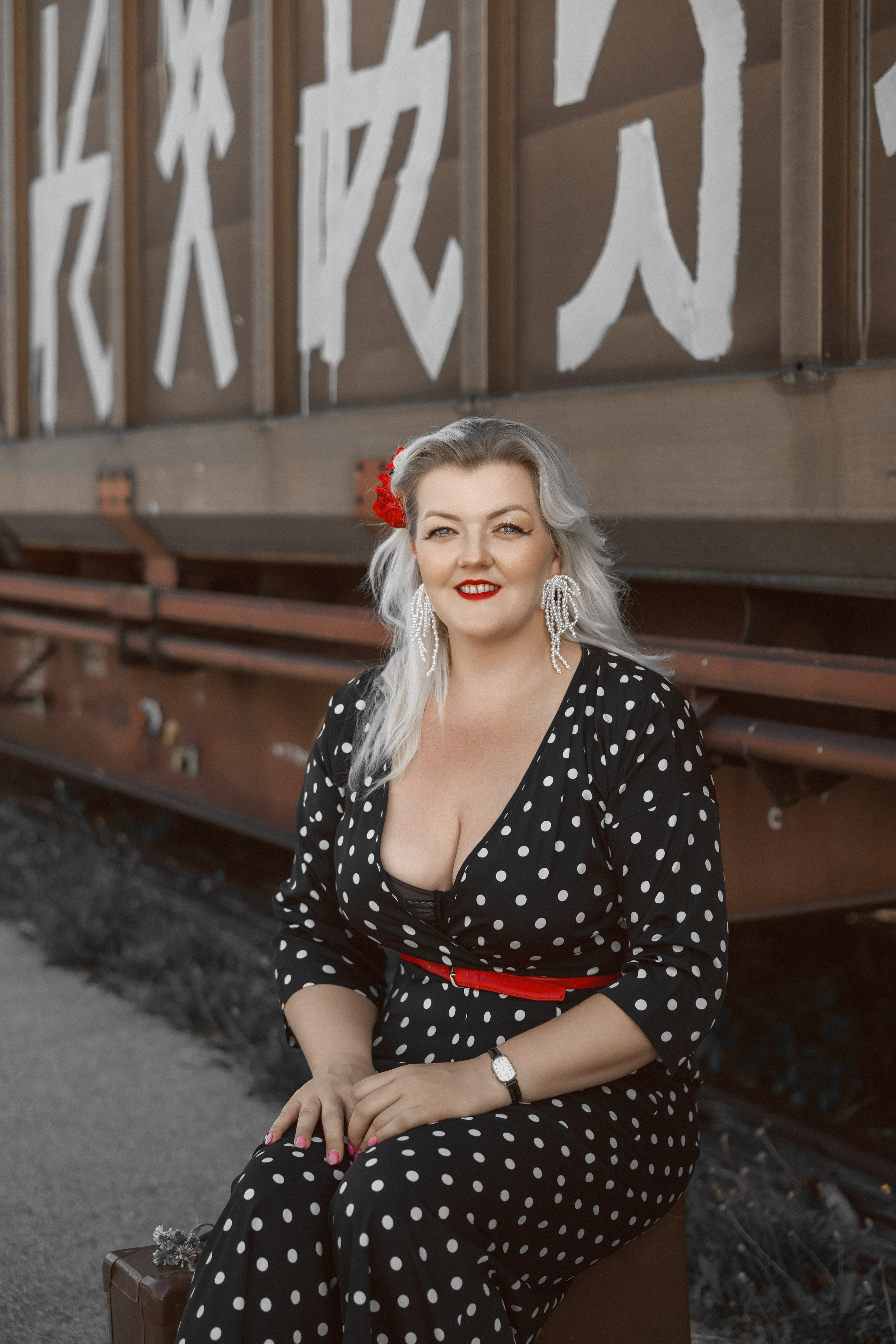 Profesionalno umetniško fotografiranje žensk v retro stilu na železniški postaji17