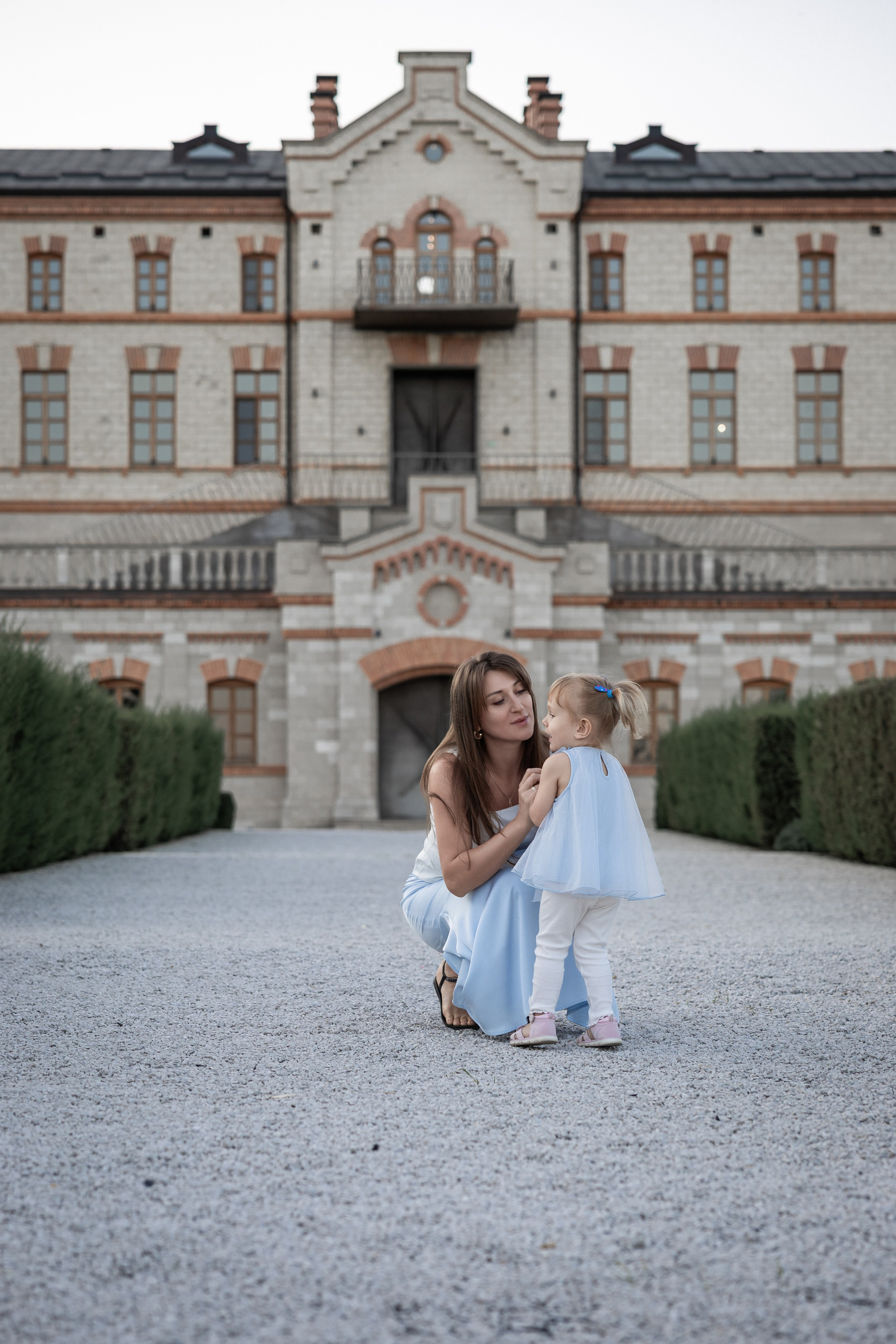 Pravljična kulisa za neprecenljive družinske spomine. 🏰💙. Фотограф Zoja