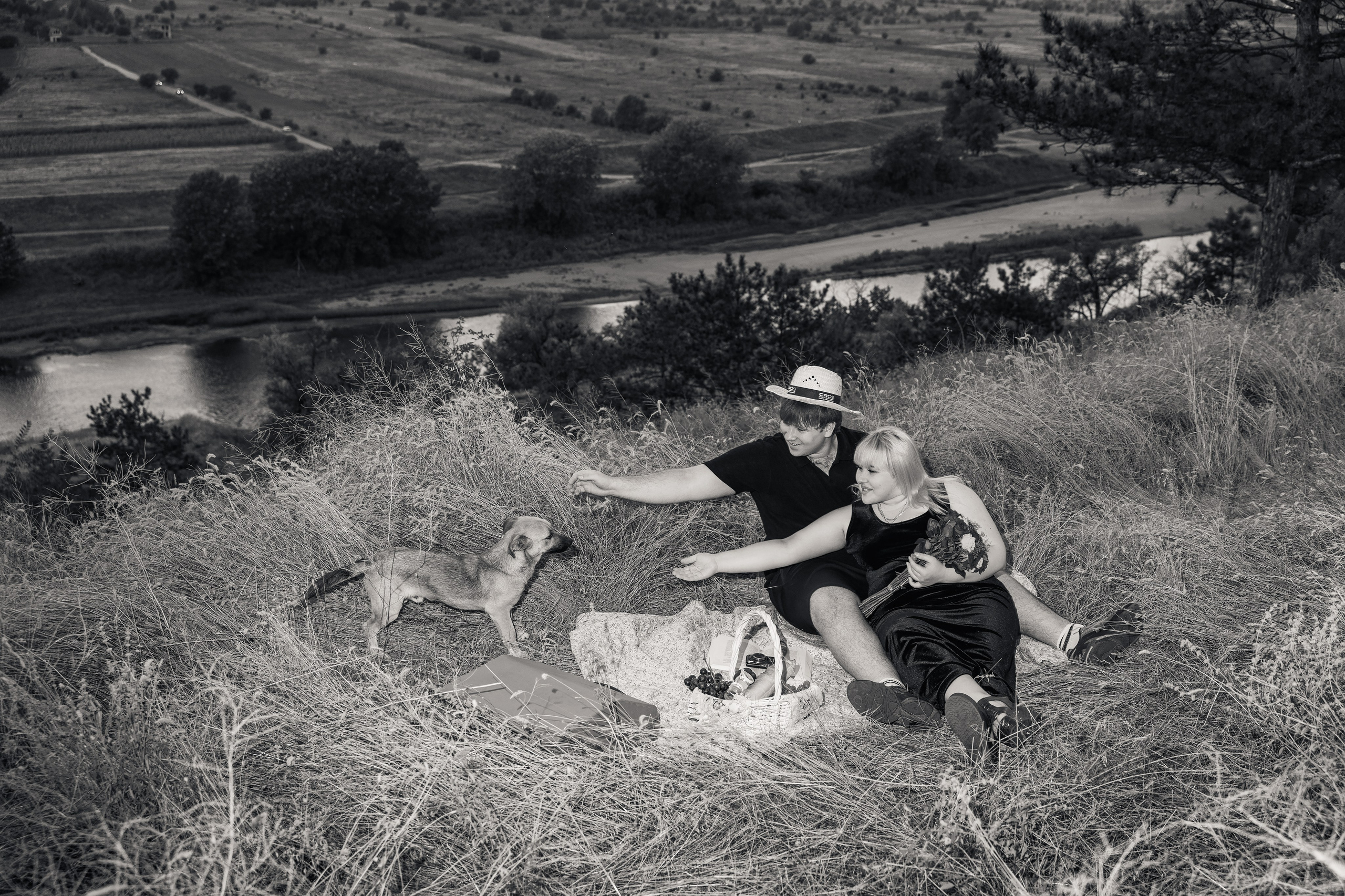 Piknik z harmoniko / Пикник с аккордеоном. Fotograf Zoja | Fotografiranje krsta, poroke in družine v Sloveniji