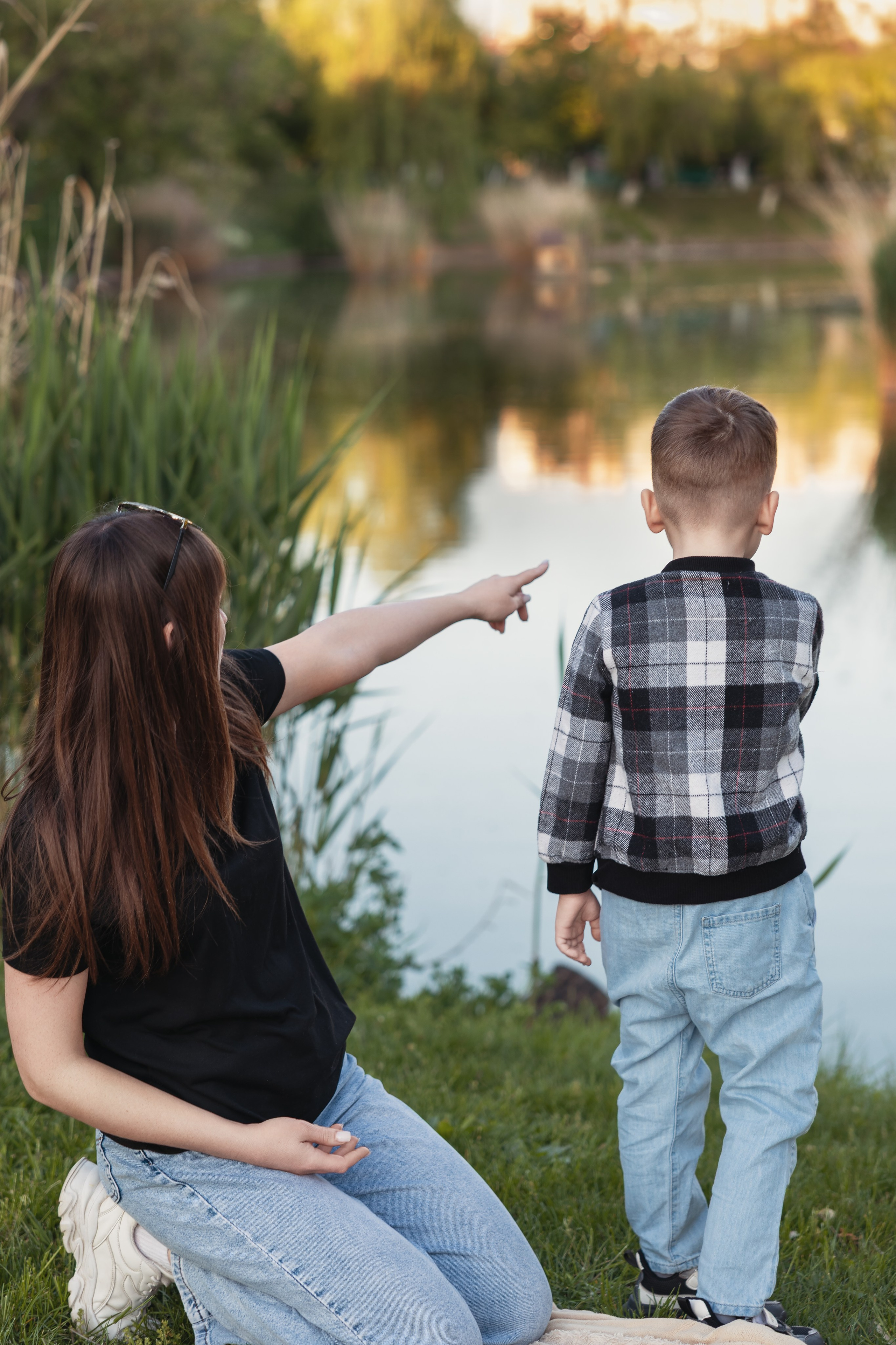 Mestni potep: Mama in sin /Городская прогулка: Мама и сын. Fotograf Zoja | Fotografiranje krsta, poroke in družine v Sloveniji