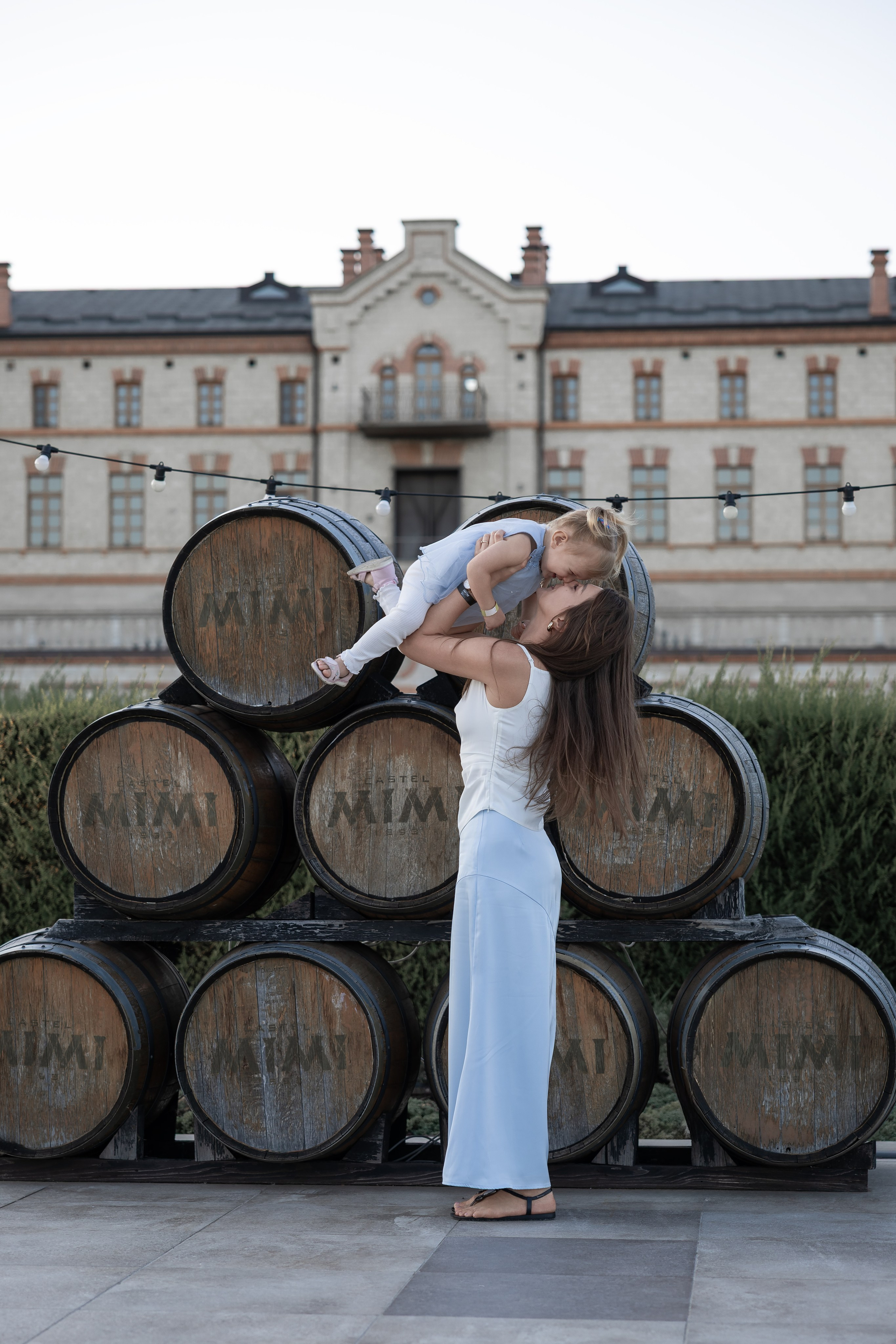Pravljična kulisa za neprecenljive družinske spomine. 🏰💙. Фотограф Zoja