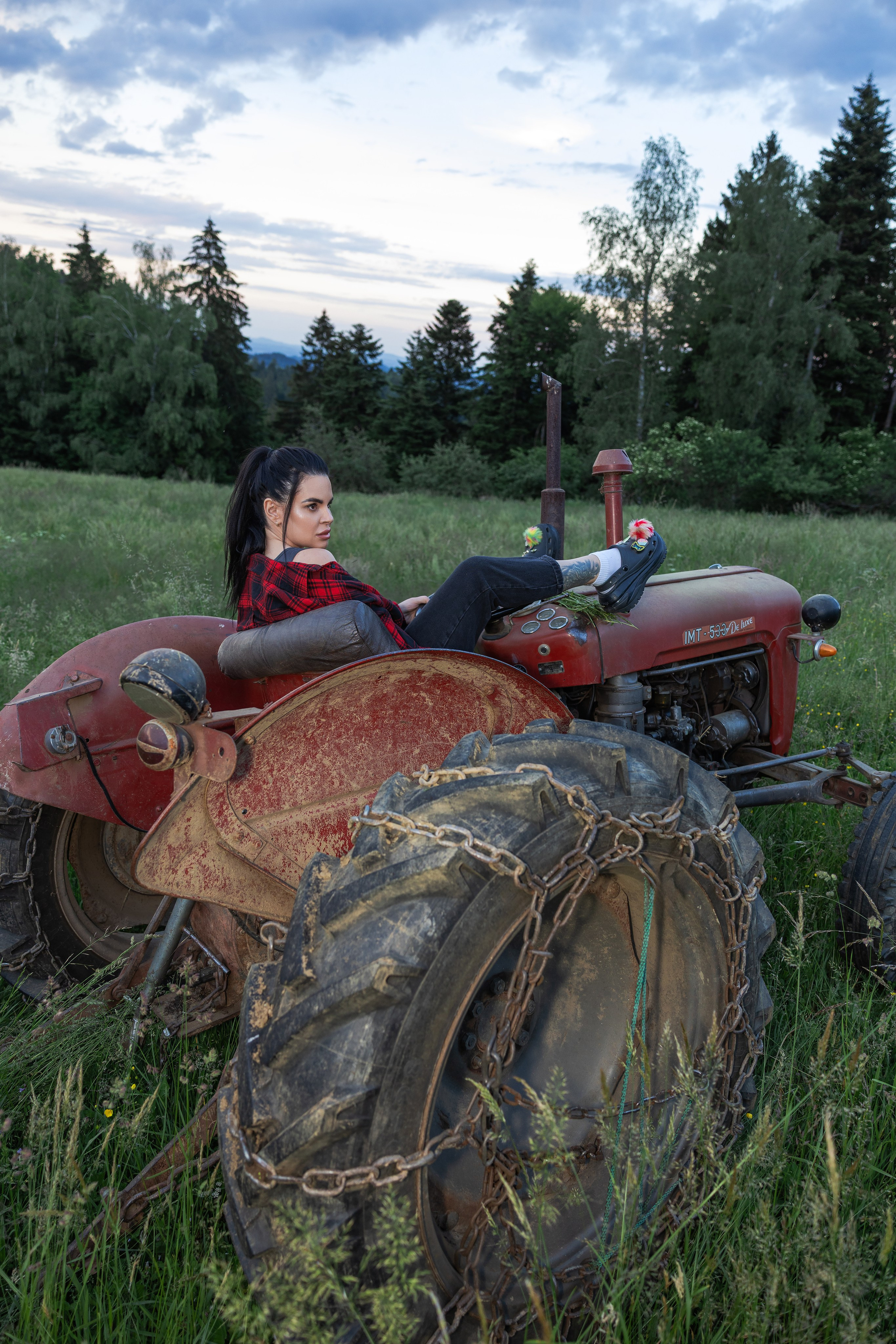 Podeželski grunge: rdeči traktor / Деревенский гранж: красный трактор. Fotograf Zoja | Fotografiranje krsta, poroke in družine v Sloveniji