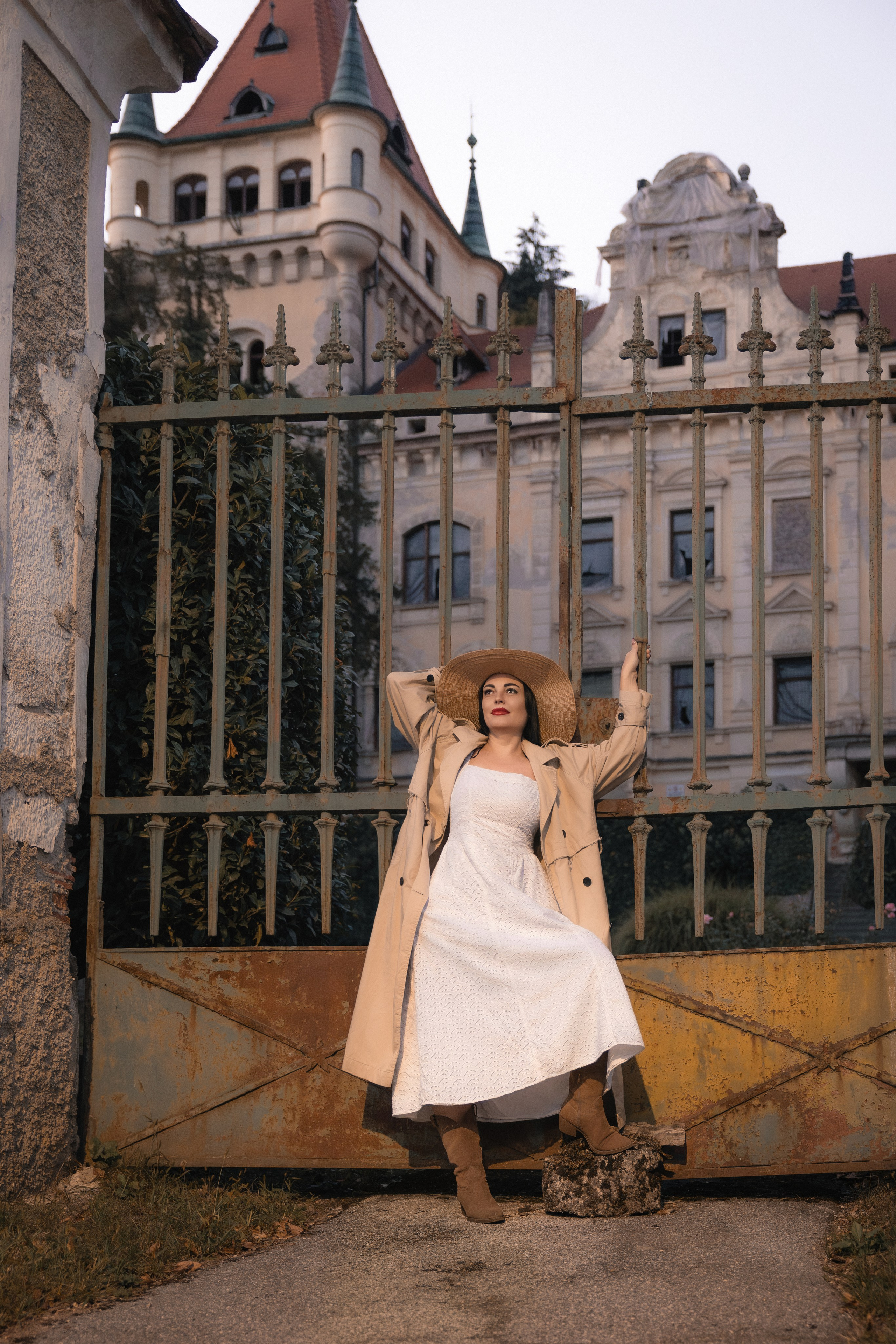 Ujeta sličica iz filma. Jesenska nostalgija na dvorcu Viltuš. Fotograf Zoja | Fotografiranje krsta, poroke in družine v Sloveniji