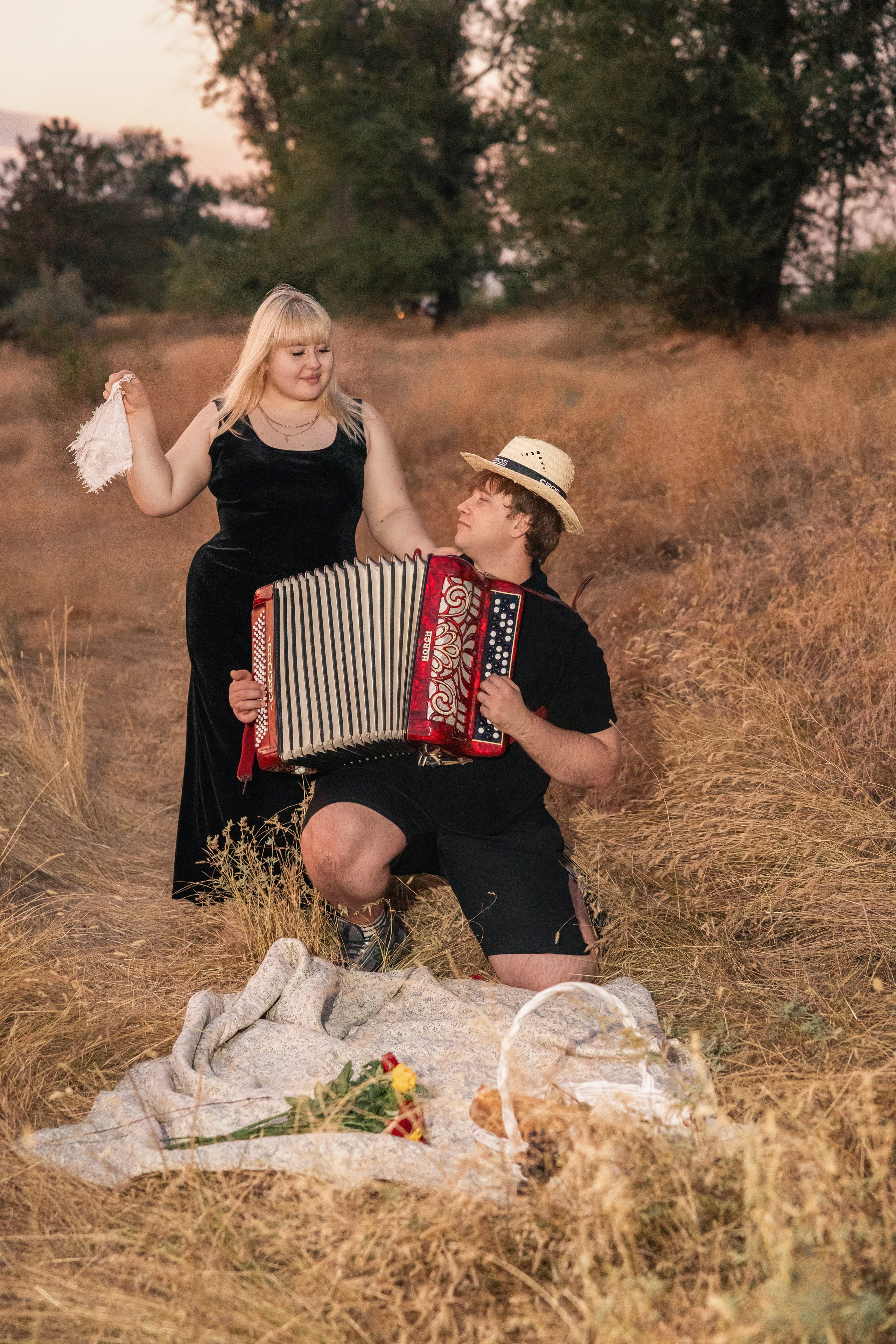 Piknik z harmoniko / Пикник с аккордеоном. Fotograf Zoja | Fotografiranje krsta, poroke in družine v Sloveniji