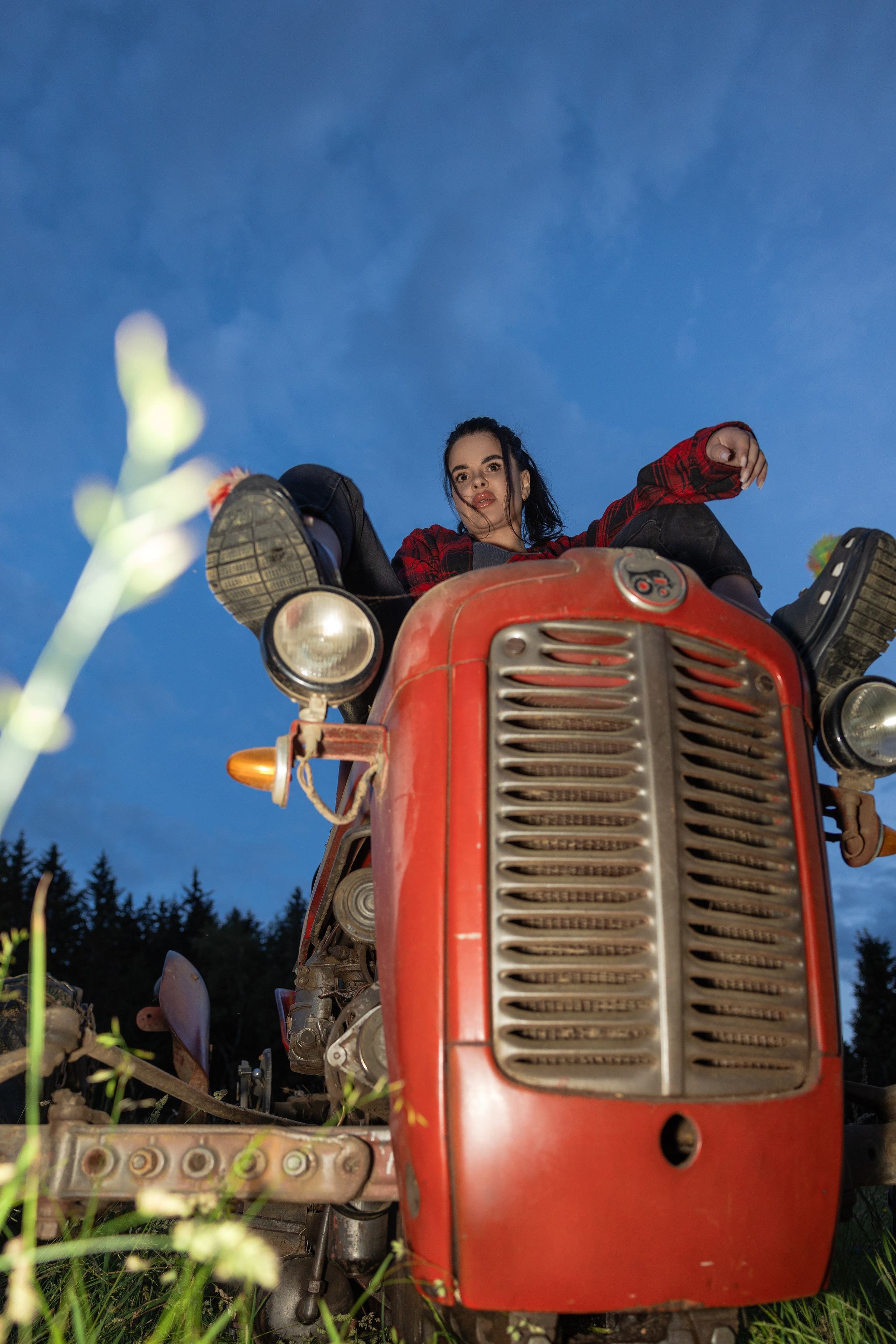Podeželski grunge: rdeči traktor / Деревенский гранж: красный трактор. Fotograf Zoja | Fotografiranje krsta, poroke in družine v Sloveniji