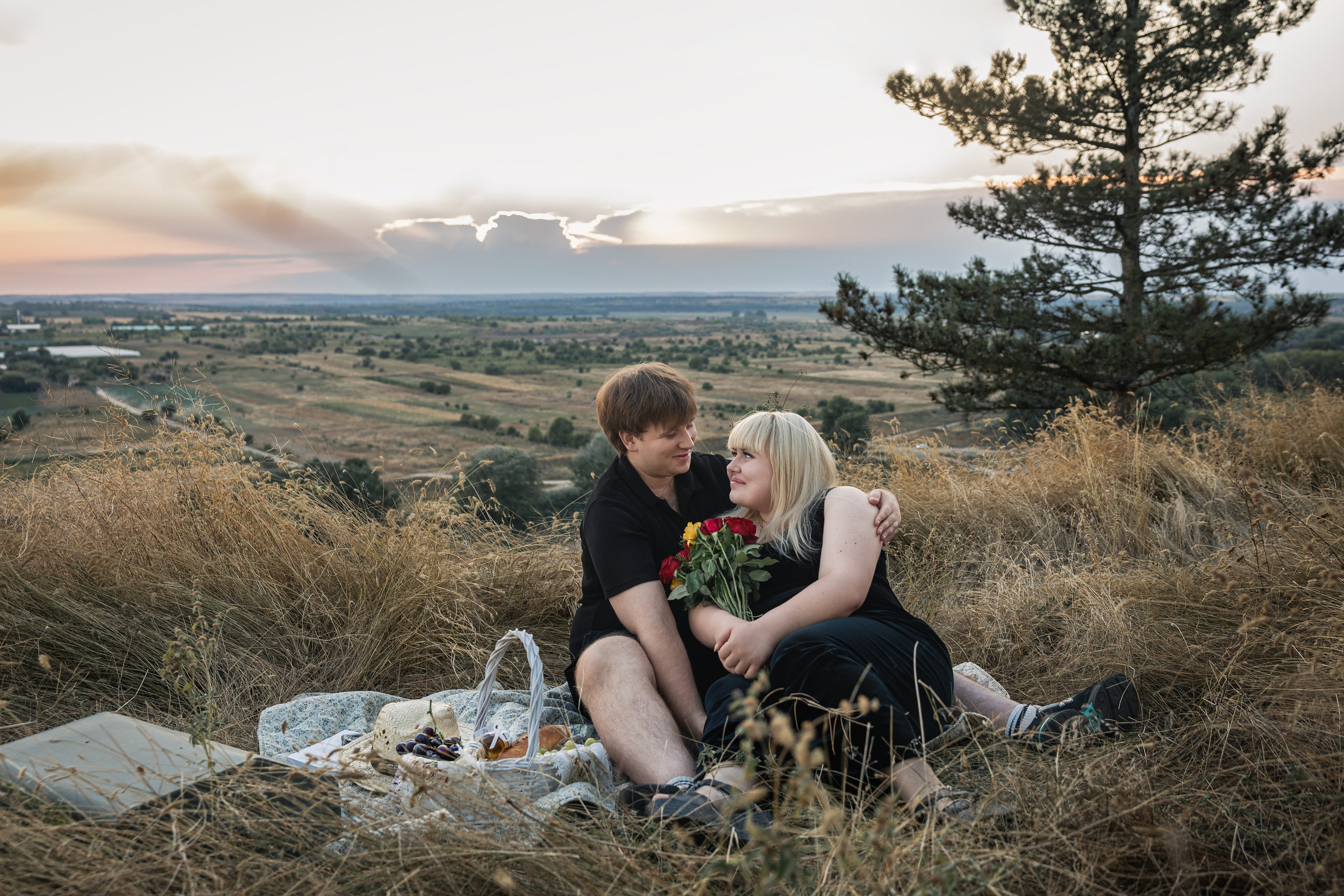 Piknik z harmoniko / Пикник с аккордеоном. Fotograf Zoja | Fotografiranje krsta, poroke in družine v Sloveniji
