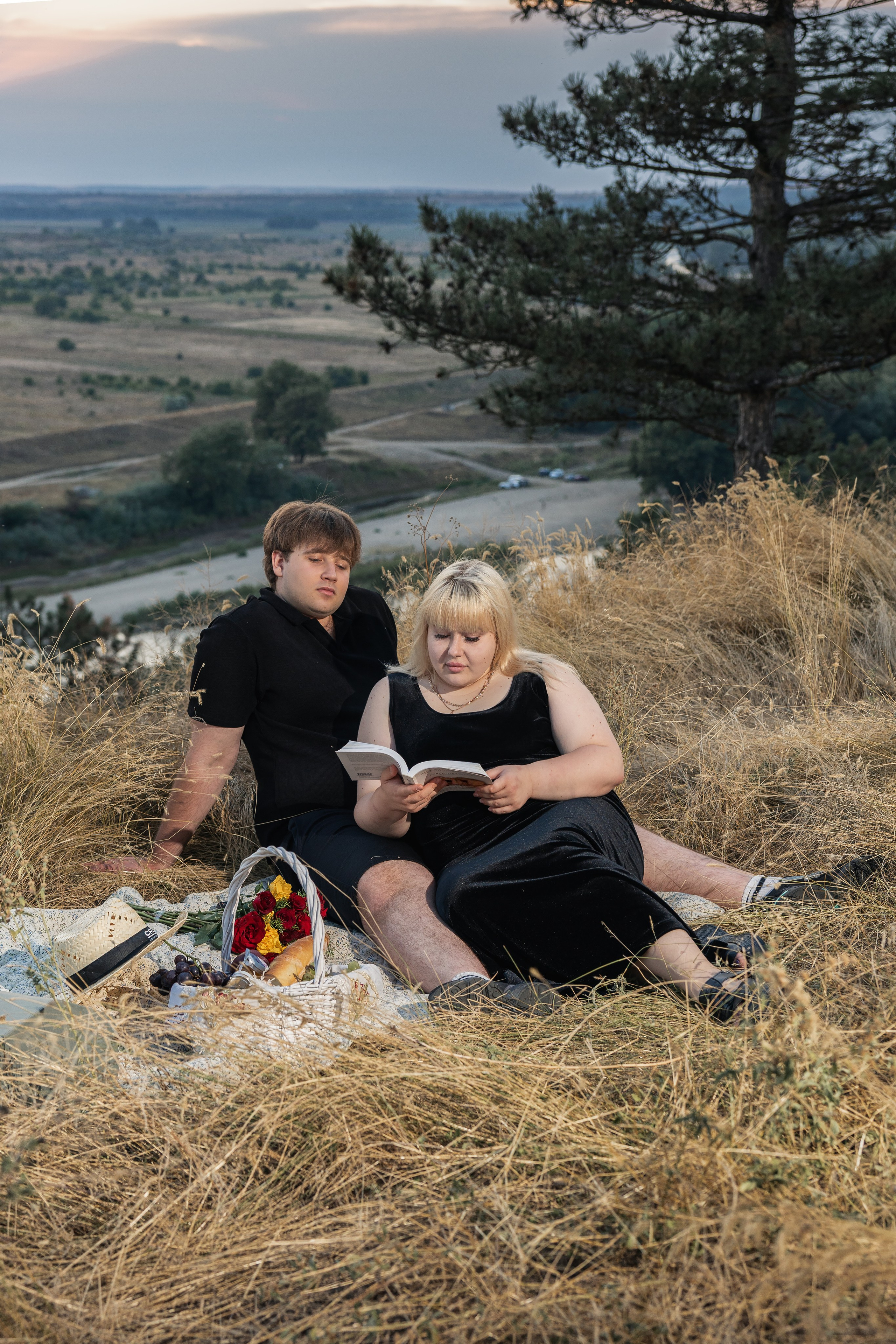 Piknik z harmoniko / Пикник с аккордеоном. Fotograf Zoja | Fotografiranje krsta, poroke in družine v Sloveniji