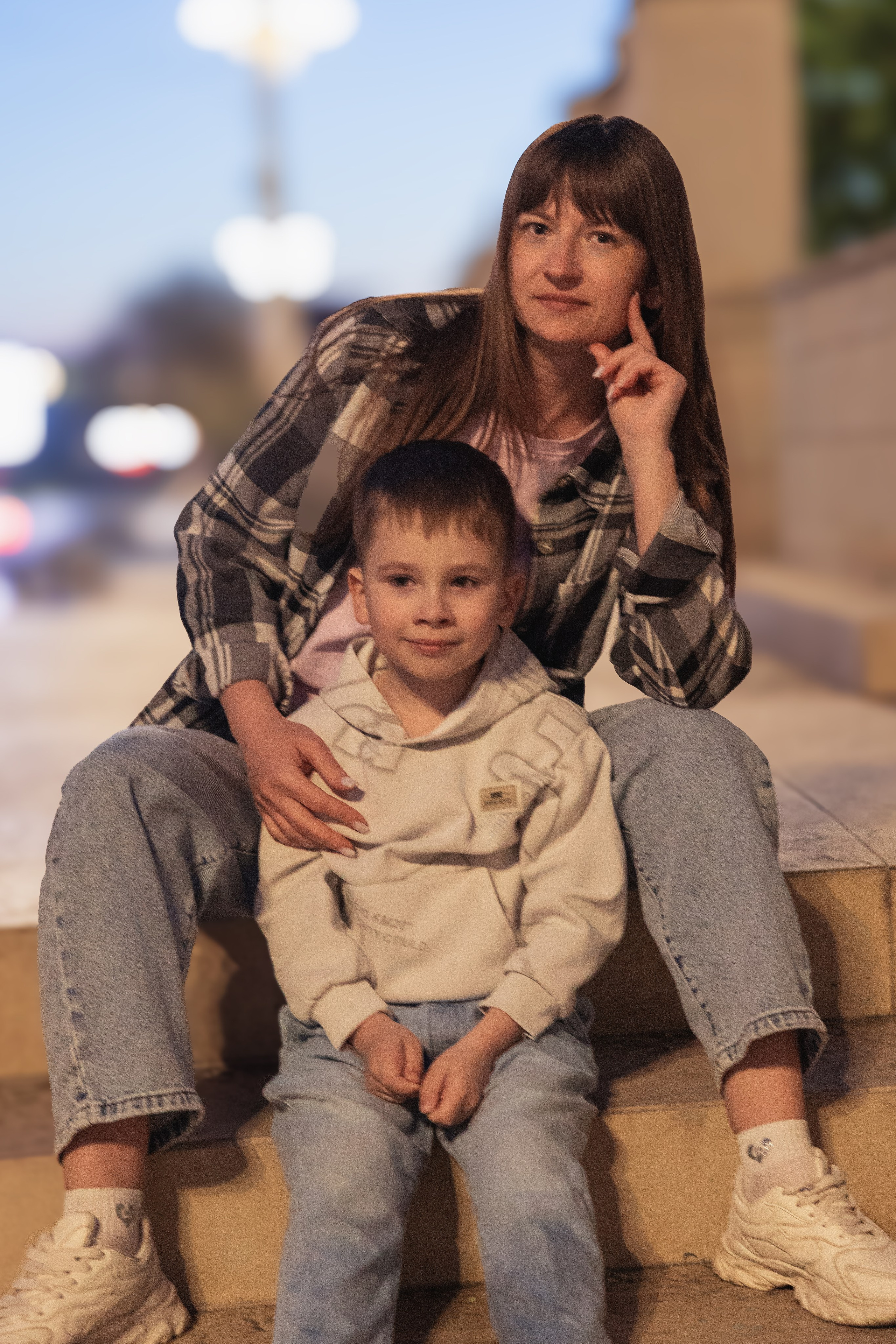 Mestni potep: Mama in sin /Городская прогулка: Мама и сын. Fotograf Zoja | Fotografiranje krsta, poroke in družine v Sloveniji