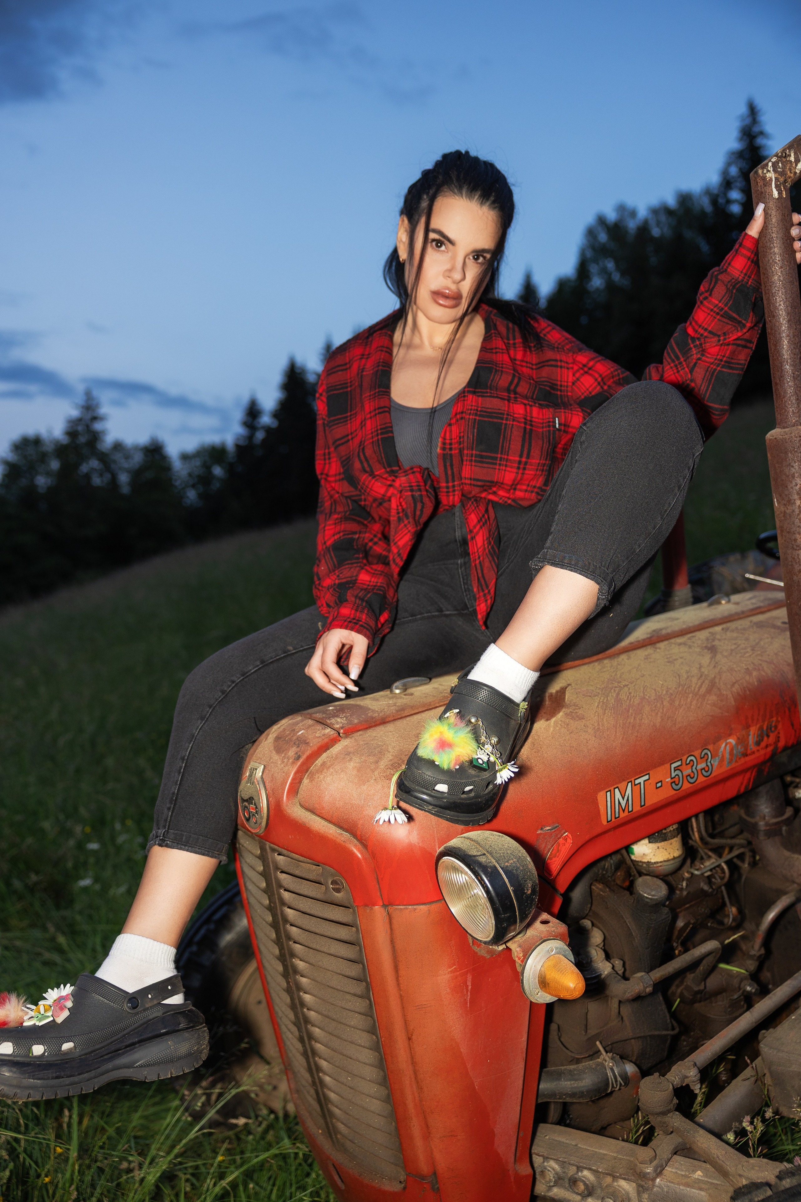 Podeželski grunge: rdeči traktor / Деревенский гранж: красный трактор. Fotograf Zoja | Fotografiranje krsta, poroke in družine v Sloveniji